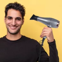 سشوار حرفه‌ای رومئو مدل RM-5858، موتور AC با توان مصرفی 2200 وات، دارای قابلیت باد سرد، طراحی ارگونومیک، دارای حلقه آویختن، با حالت صاف‌کننده و حجم‌دهنده، وزن 450 گرم، تنظیم حرارت 3 حالته و کنترل سرعت 2 حالته، به همراه متمرکزکننده باریک