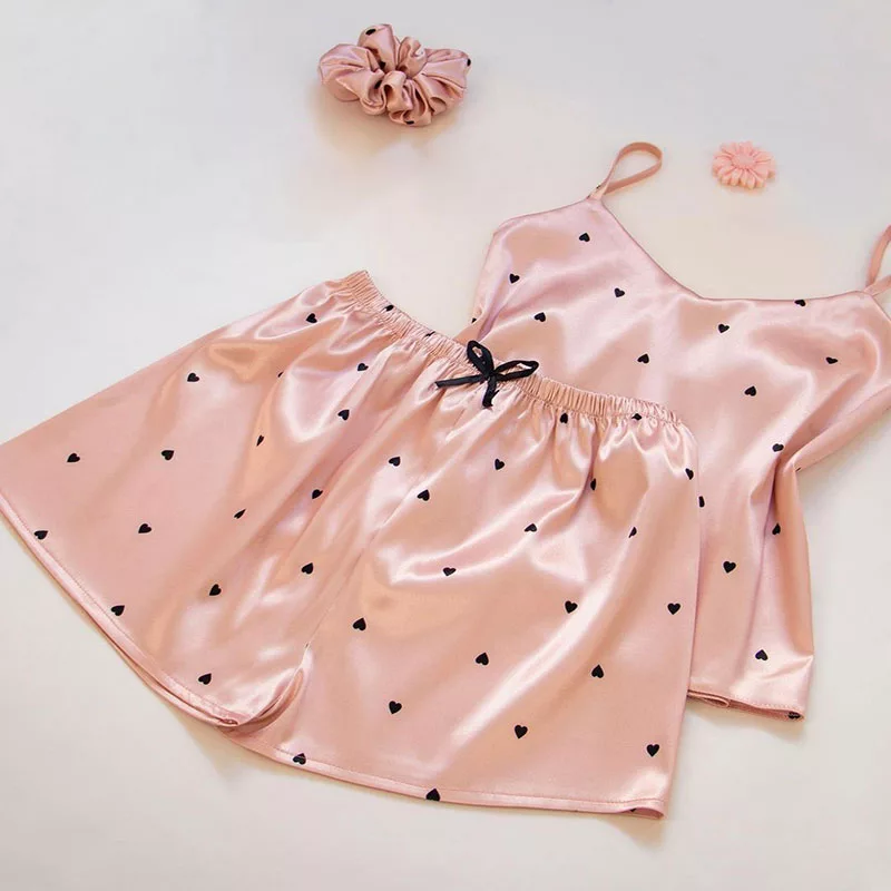 لباس خواب زنانه مدل ساتن ابریشم طرح قلب کد 66503 به همراه کش مو