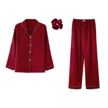 لباس خواب زنانه مدل ساتن ابریشم کد 66904 به همراه کش مو رنگ آلبالویی