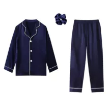 لباس خواب زنانه مدل ساتن ابریشم کد 66903 به همراه کش مو رنگ سرمه‌ای