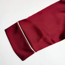 لباس خواب زنانه مدل ساتن ابریشم کد 66904 به همراه کش مو رنگ آلبالویی