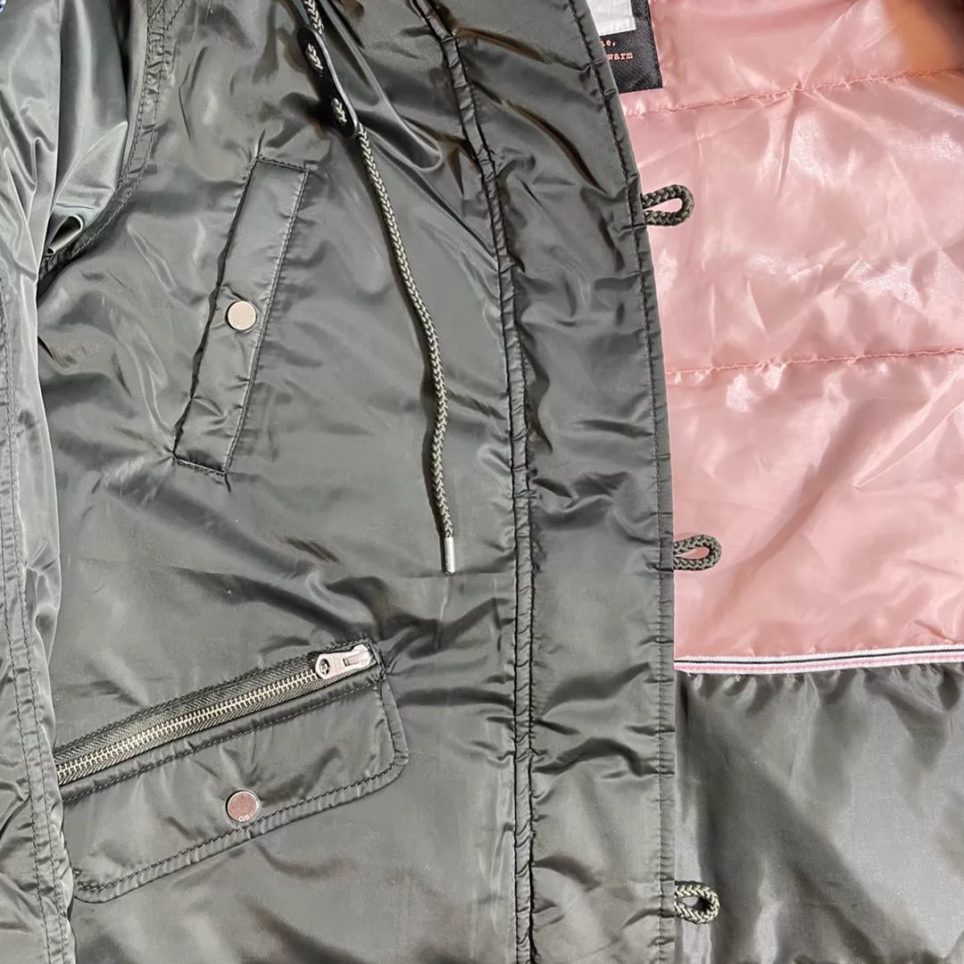 کاپشن زنانه کیو اس، از جنس پلیاستر با طرح ساده و تنخوری معمولی، مدل Q 09