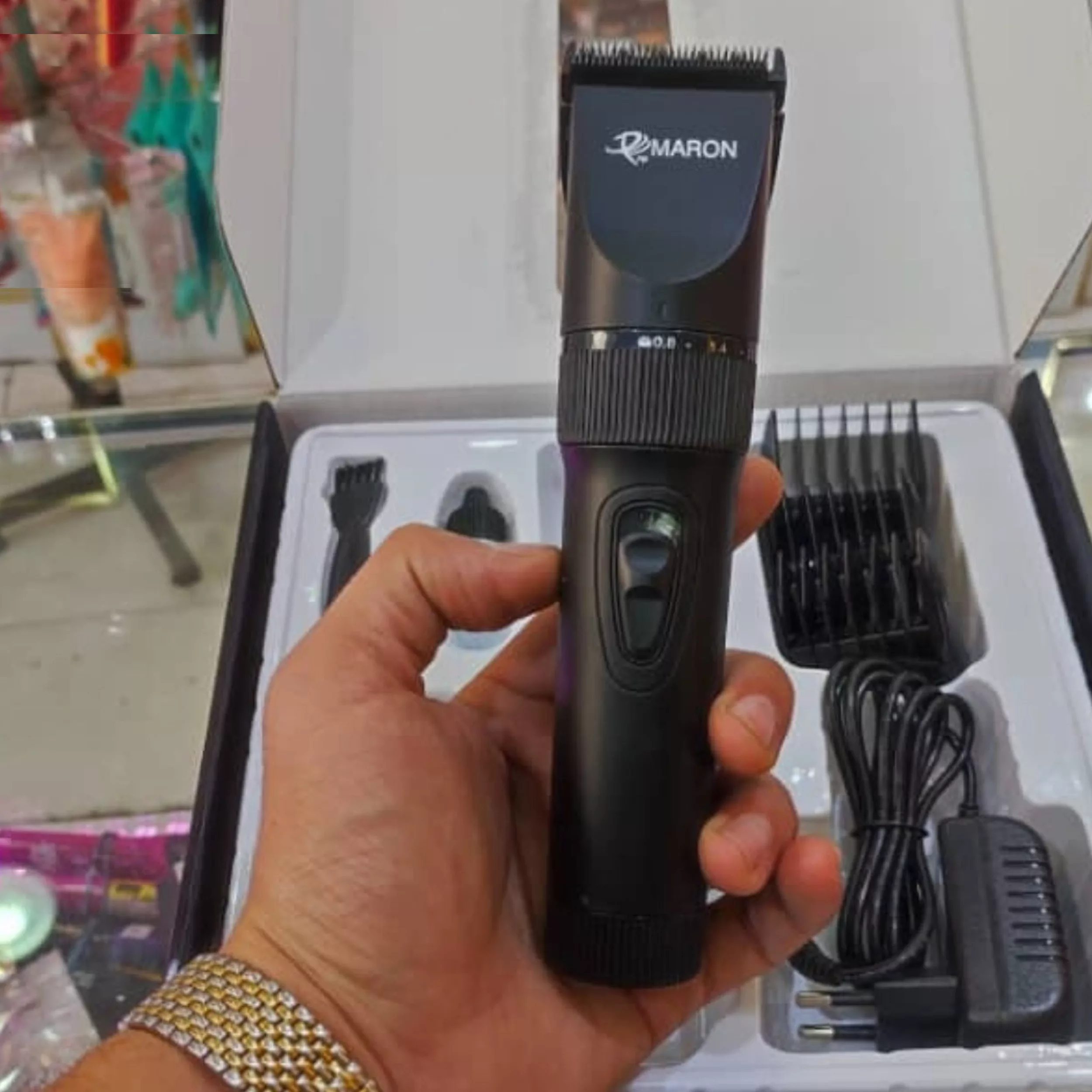ماشین اصلاح موی سر و صورت پرومارون مدل RL707، اصلاح به صورت صفر زن و خط زن، منبع انرژی با برق و باتری، تکنولوژی اصلاح به صورت تریمر، مدت زمان شارژ 120 دقیقه و مدت زمان استفاده پس از شارژ 60 دقیقه، مقاوم در برابر آب، به همراه برس تمیزکننده و روغن