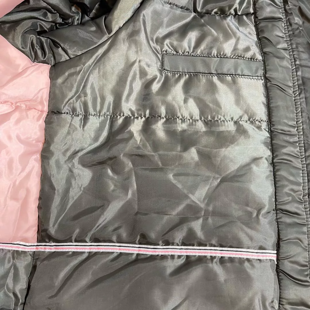 کاپشن زنانه کیو اس، از جنس پلیاستر با طرح ساده و تنخوری معمولی، مدل Q 09