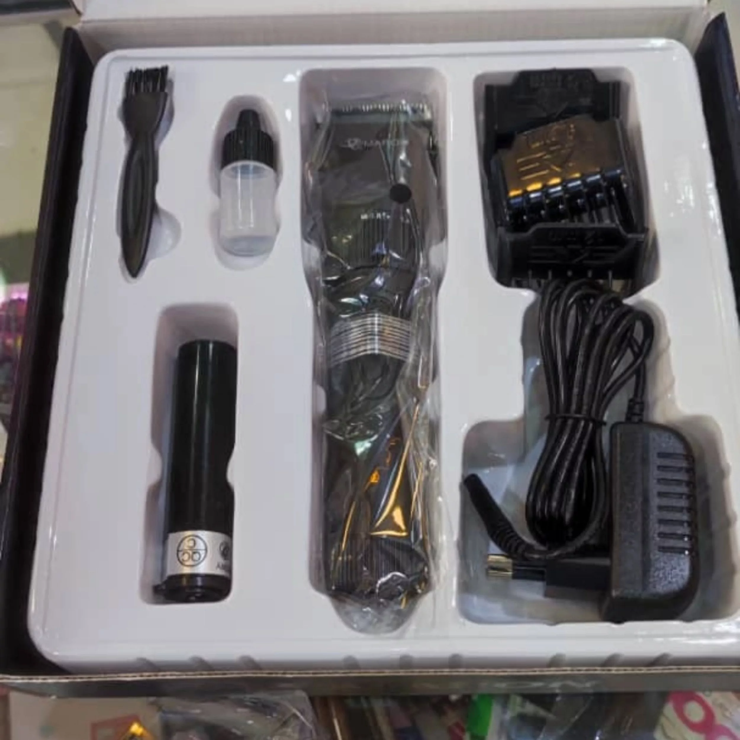 ماشین اصلاح موی سر و صورت پرومارون مدل RL707، اصلاح به صورت صفر زن و خط زن، منبع انرژی با برق و باتری، تکنولوژی اصلاح به صورت تریمر، مدت زمان شارژ 120 دقیقه و مدت زمان استفاده پس از شارژ 60 دقیقه، مقاوم در برابر آب، به همراه برس تمیزکننده و روغن