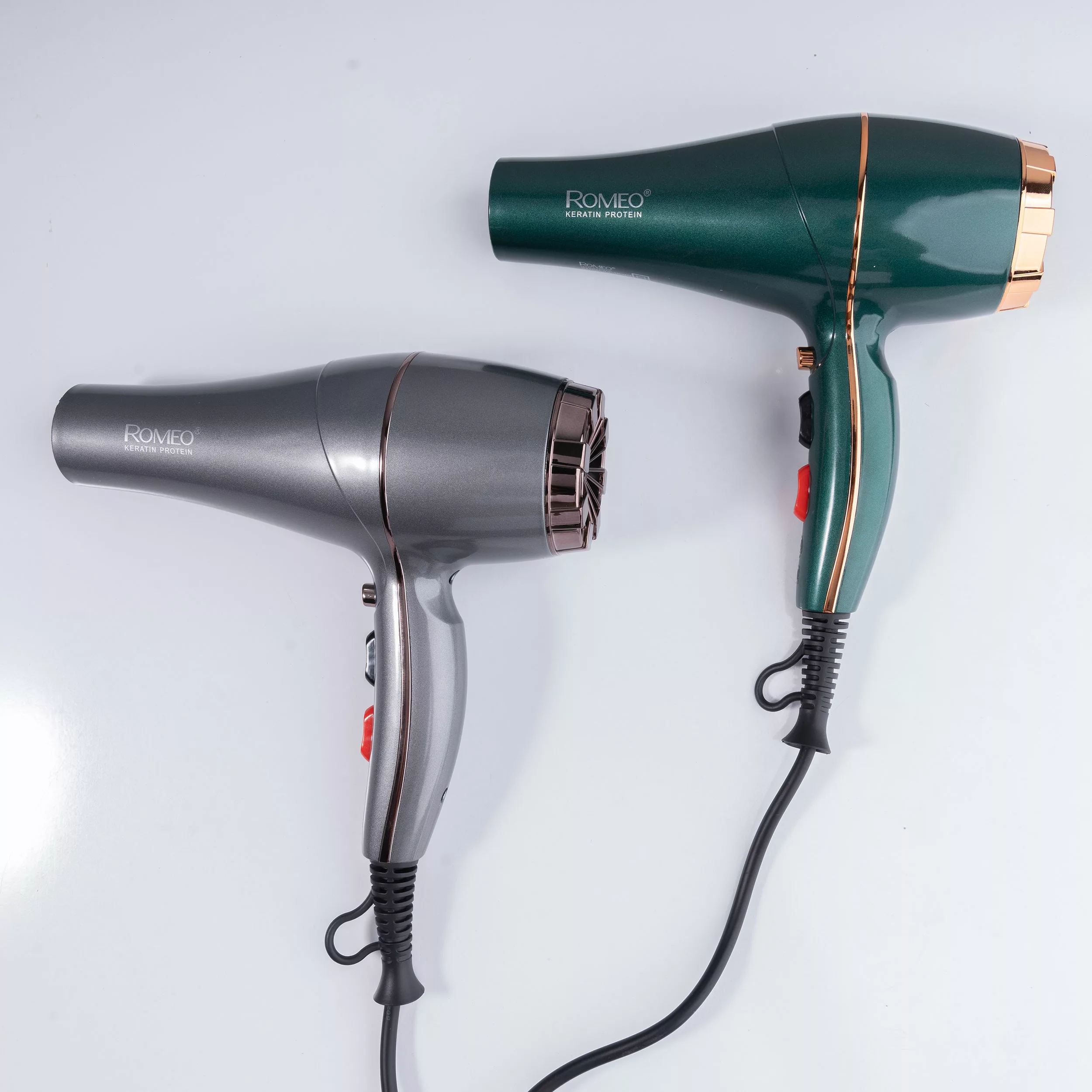 سشوار حرفه‌ای رومئو مدل RM-5858، موتور AC با توان مصرفی 2200 وات، دارای قابلیت باد سرد، طراحی ارگونومیک، دارای حلقه آویختن، با حالت صاف‌کننده و حجم‌دهنده، وزن 450 گرم، تنظیم حرارت 3 حالته و کنترل سرعت 2 حالته، به همراه متمرکزکننده باریک