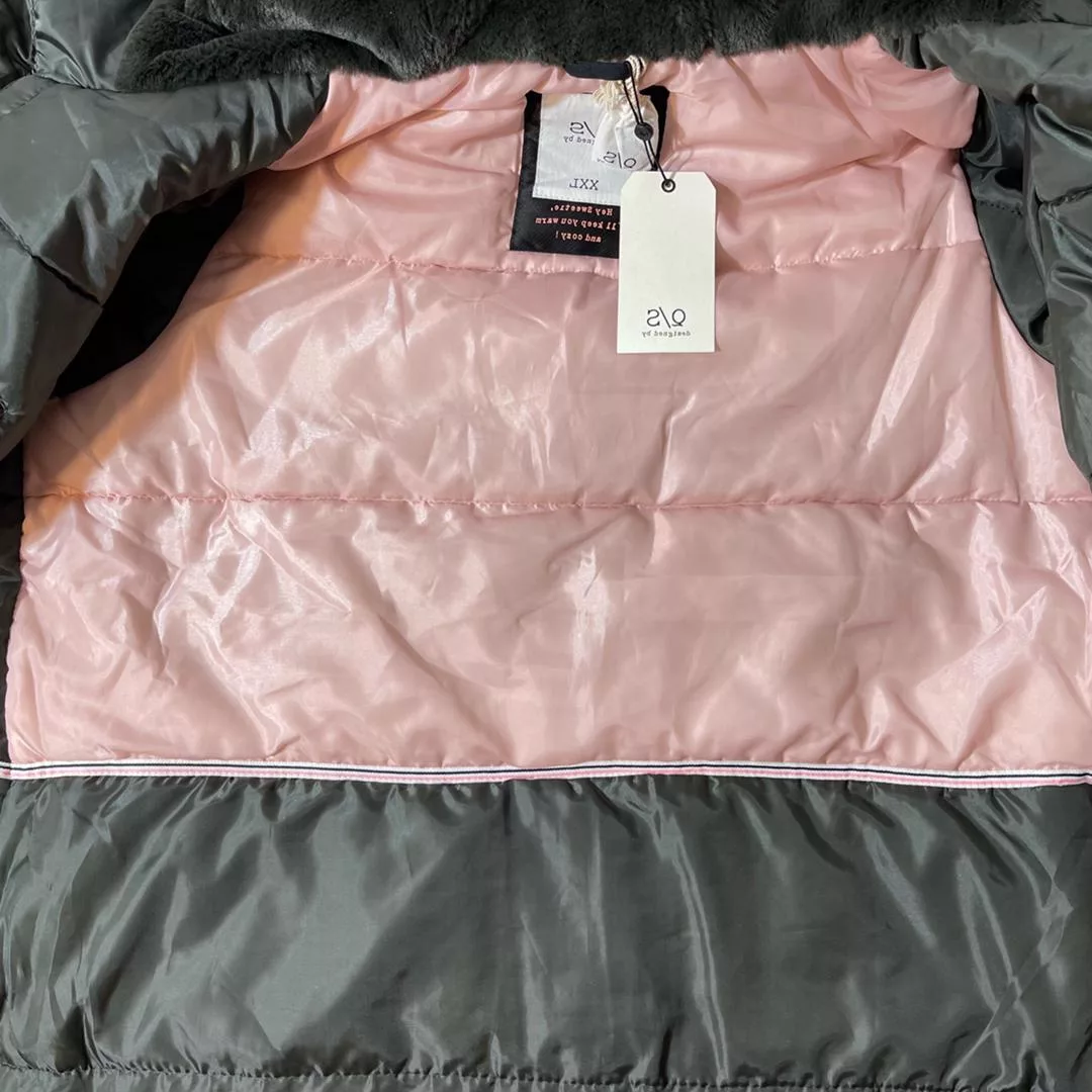 کاپشن زنانه کیو اس، از جنس پلیاستر با طرح ساده و تنخوری معمولی، مدل Q 09