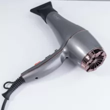 سشوار حرفه‌ای رومئو مدل RM-5858، موتور AC با توان مصرفی 2200 وات، دارای قابلیت باد سرد، طراحی ارگونومیک، دارای حلقه آویختن، با حالت صاف‌کننده و حجم‌دهنده، وزن 450 گرم، تنظیم حرارت 3 حالته و کنترل سرعت 2 حالته، به همراه متمرکزکننده باریک