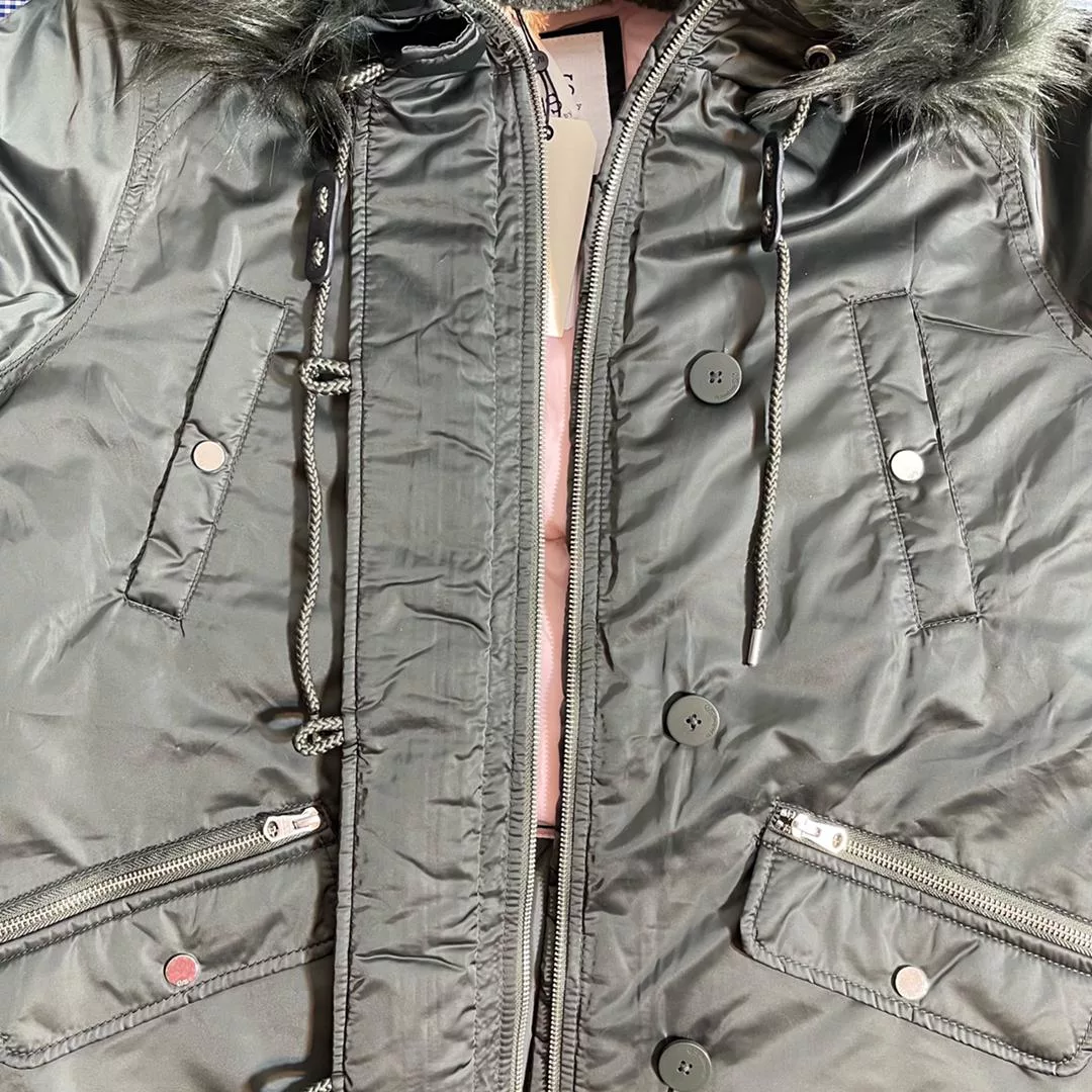 کاپشن زنانه کیو اس، از جنس پلیاستر با طرح ساده و تنخوری معمولی، مدل Q 09