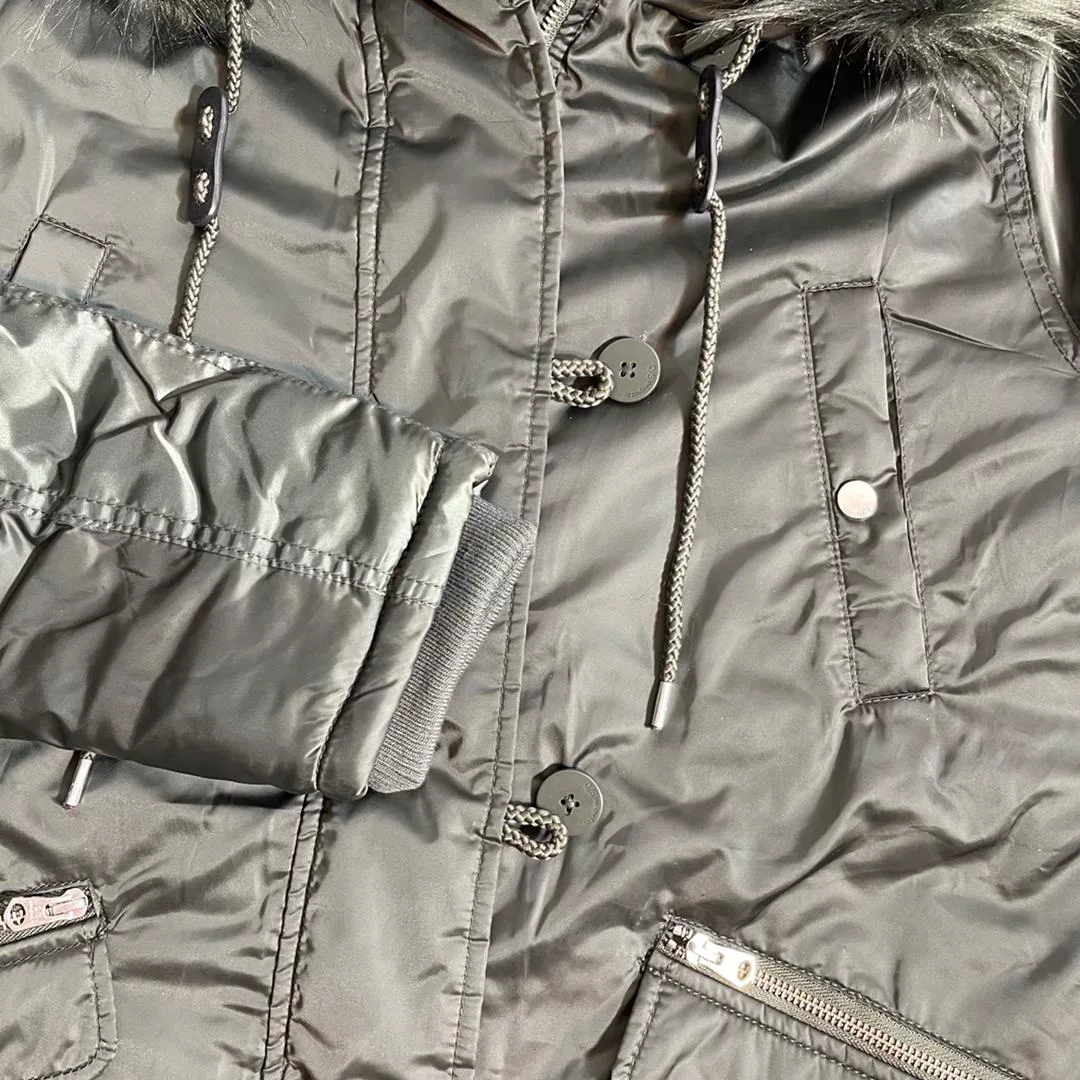 کاپشن زنانه کیو اس، از جنس پلیاستر با طرح ساده و تنخوری معمولی، مدل Q 09