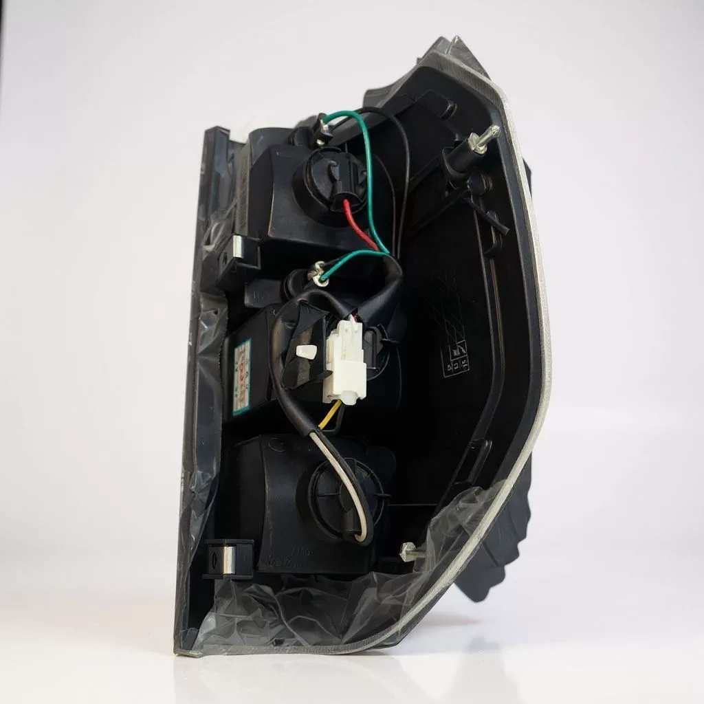 چراغ خطر عقب سمت راست مدل APG مناسب برای کارون زامیاد