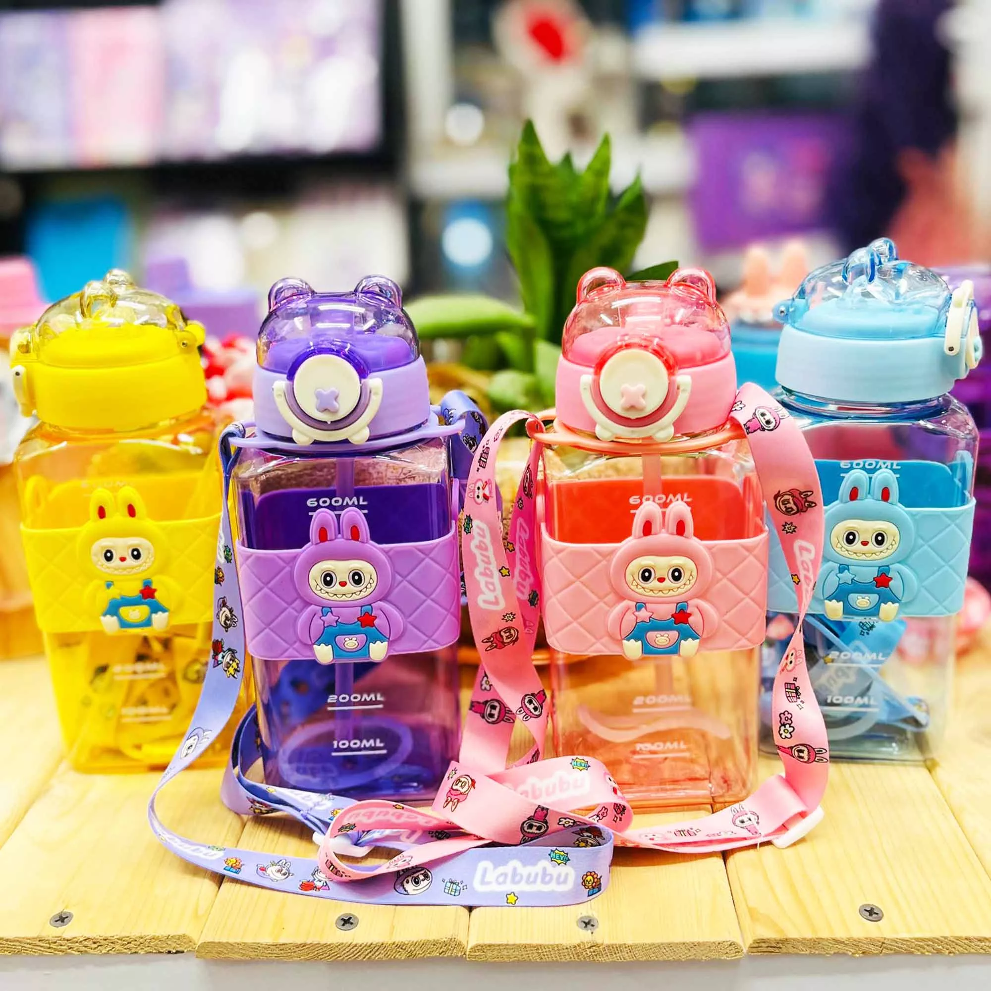 قمقمه کودک مدل لبوبو عروسکی گنجایش 0.65 لیتر همراه آویز