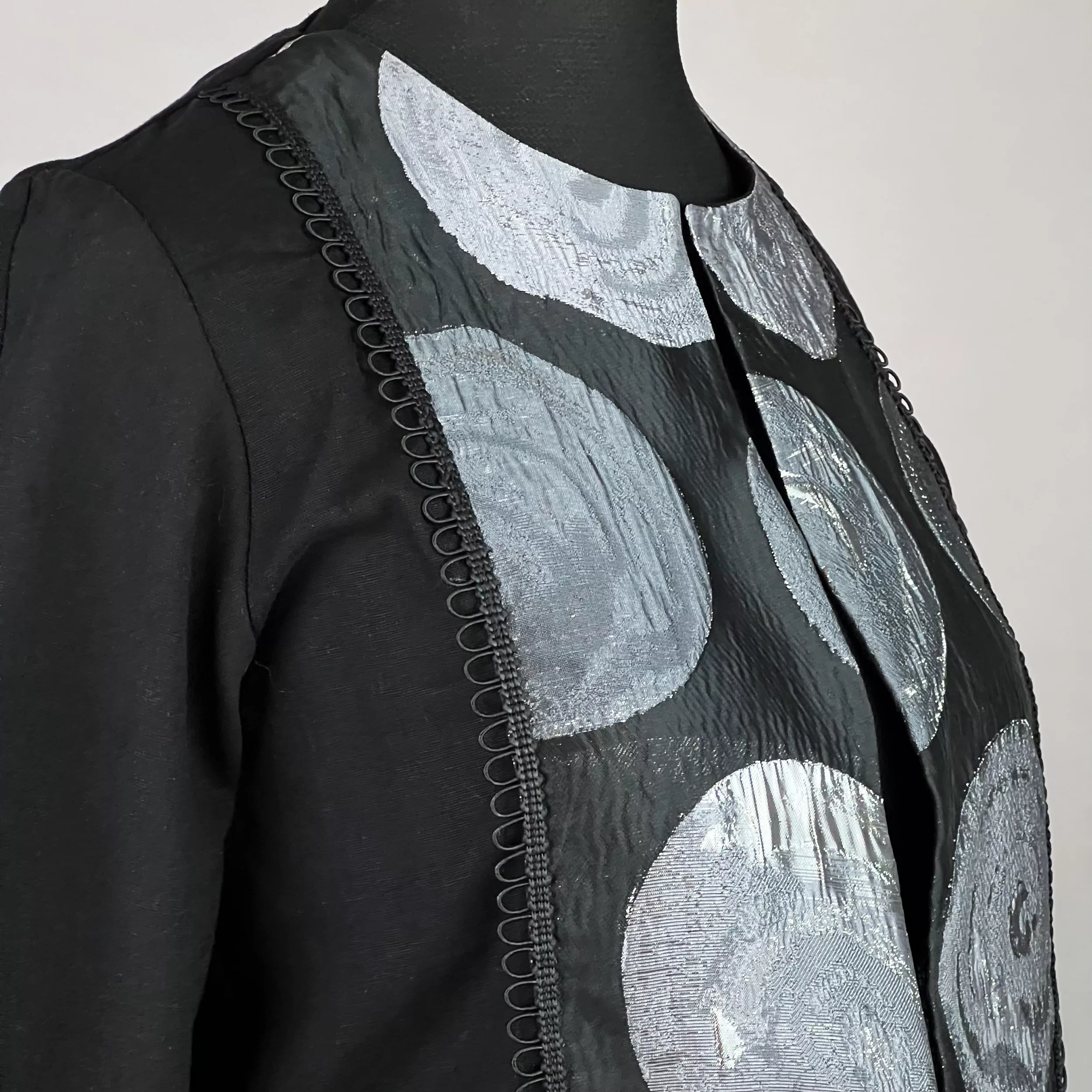 کت رسمی زنانه مدل کراپ لینن خرج کار هندی کد AK1294 رنگ مشکی