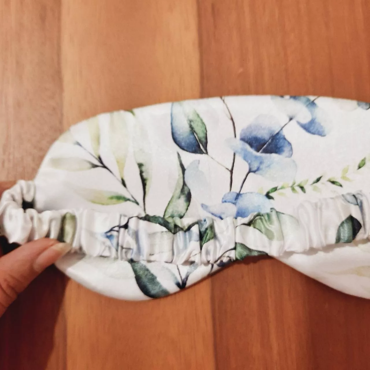 رو بالشی طرح برگ به همراه کلاه خواب و چشم بند و کش مو