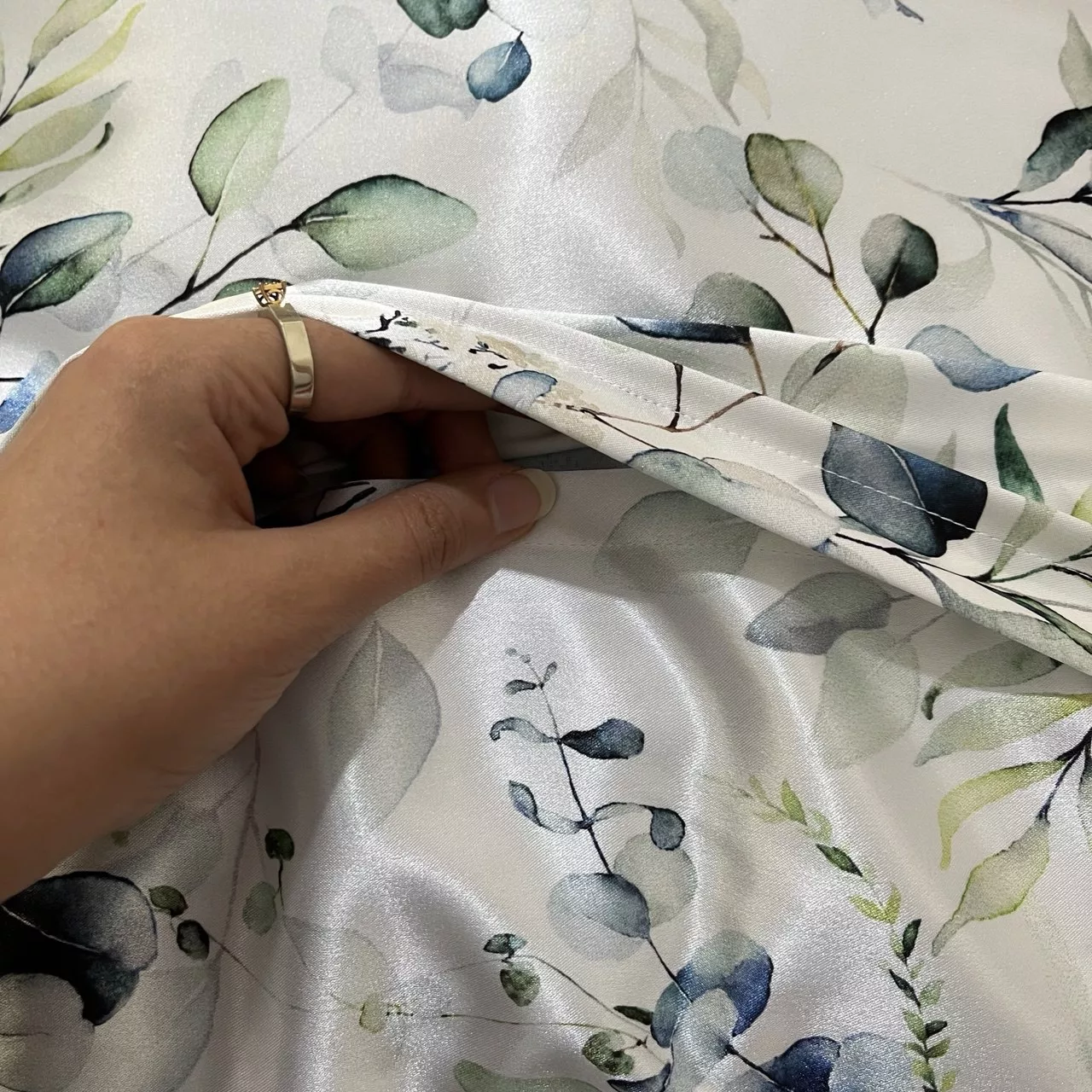 رو بالشی طرح برگ به همراه کلاه خواب و چشم بند و کش مو