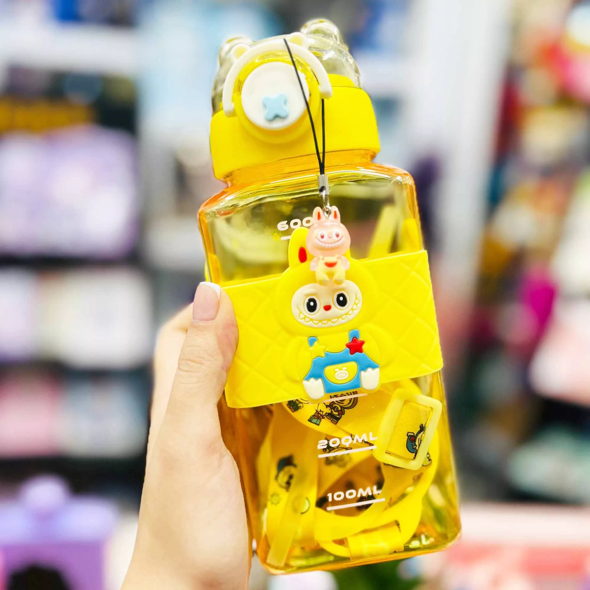 قمقمه کودک مدل لبوبو عروسکی گنجایش 0.65 لیتر همراه آویز