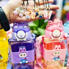 قمقمه کودک مدل لبوبو عروسکی گنجایش 0.65 لیتر همراه آویز