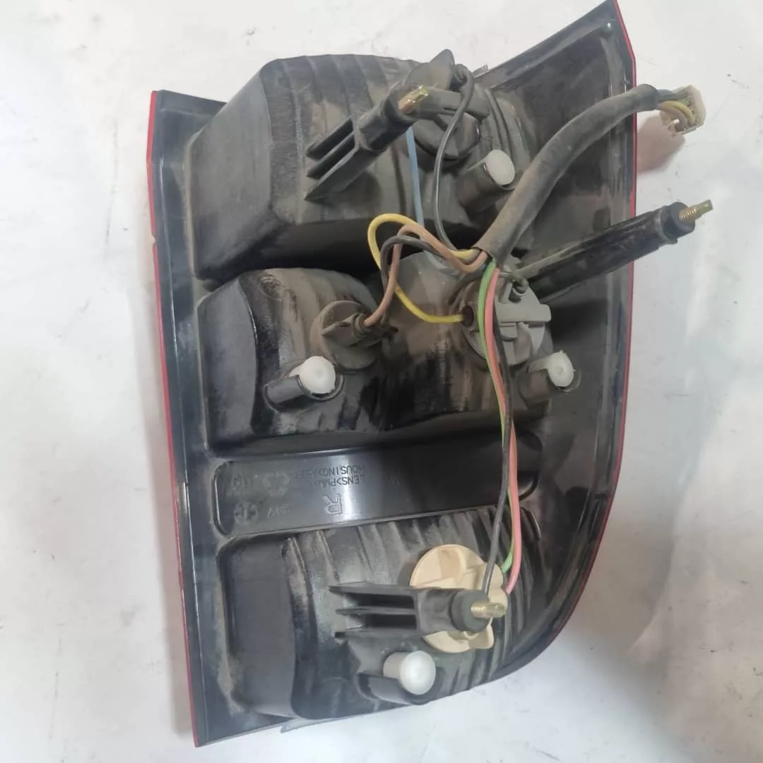 چراغ خطر عقب راست کد 563159 مناسب برای وانت 151