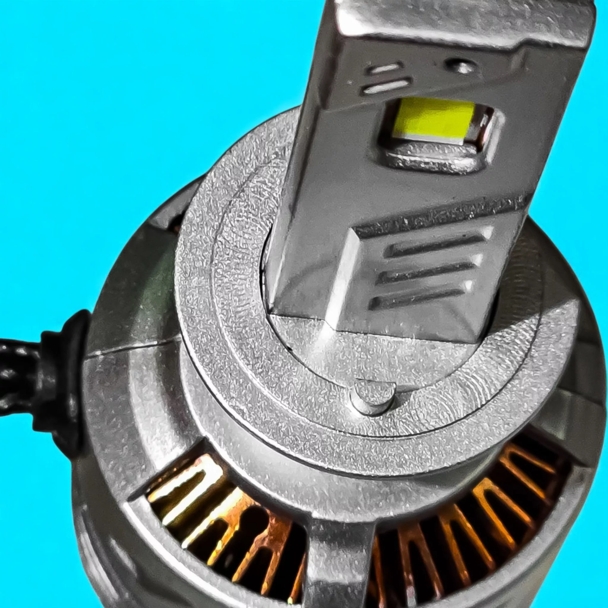 لامپ نور بالا چراغ جلو تک حالته بست یدک مدل یخی کد CB1300 پایه H1 مناسب برای پراید 111 و 132 بسته 2 عددی