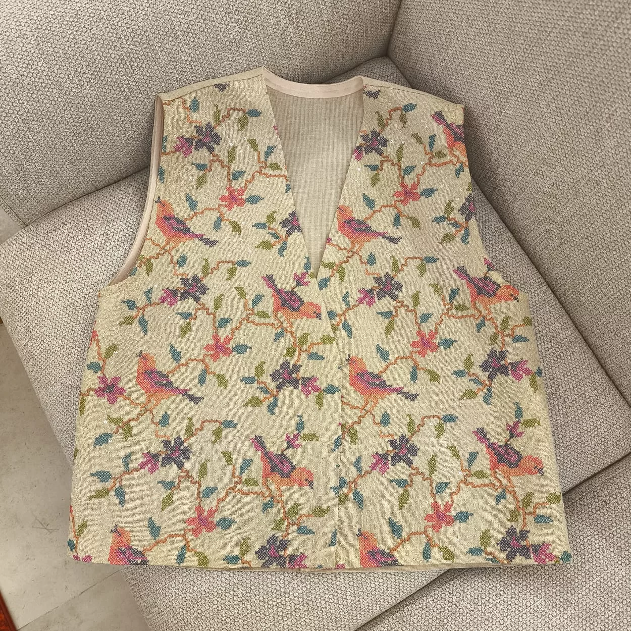 جلیقه رسمی زنانه مدل باغ گل رنگ کرم