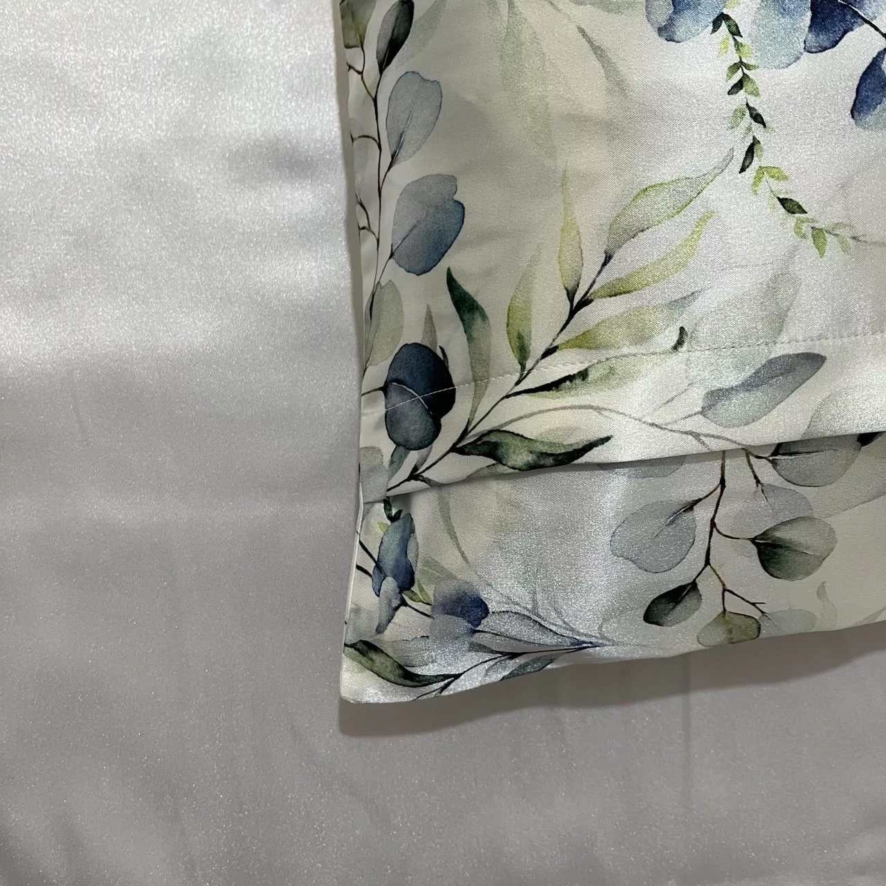 رو بالشی طرح برگ به همراه کلاه خواب و چشم بند و کش مو