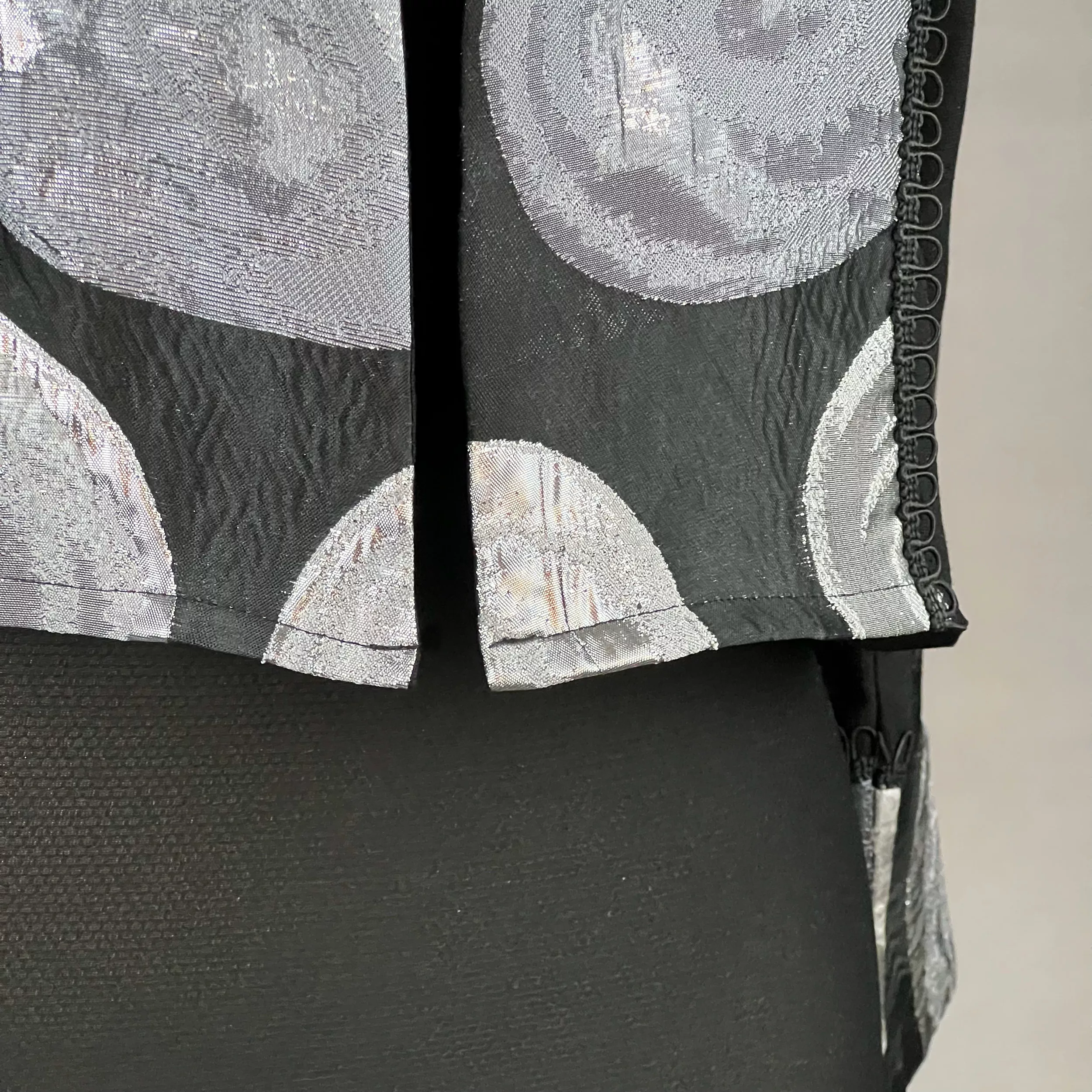 کت رسمی زنانه مدل کراپ لینن خرج کار هندی کد AK1294 رنگ مشکی