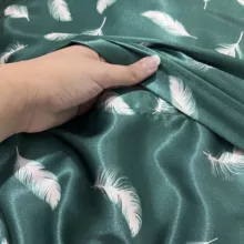 رو بالشی مدل ساتن ابریشم طرح پر به همراه کلاه خواب و چشم بند و کش مو