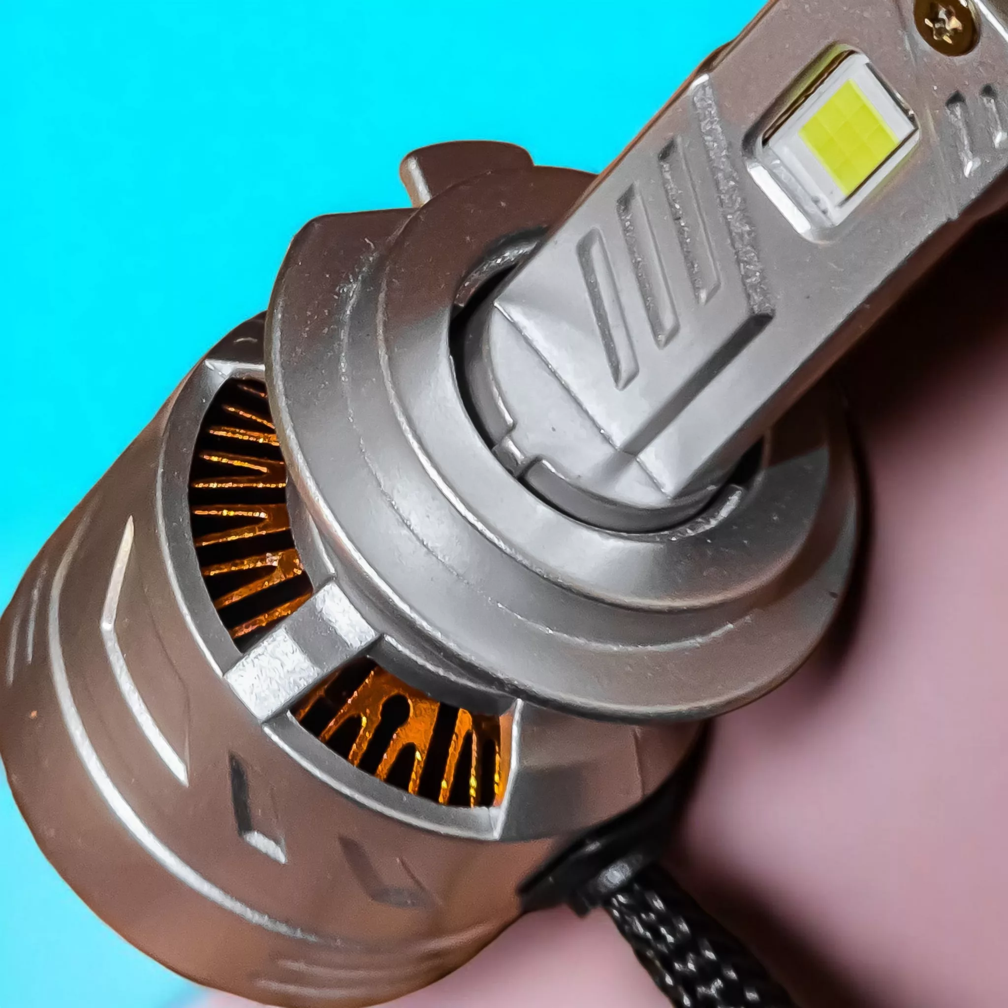 لامپ نور پایین و نور بالا چراغ جلو تک حالته بست یدک مدل یخی کد CB1300 پایه H4 مناسب برای پراید ۱۳۱ ، ۱۴۱ ، ۱۵۱ بسته ۲ عددی