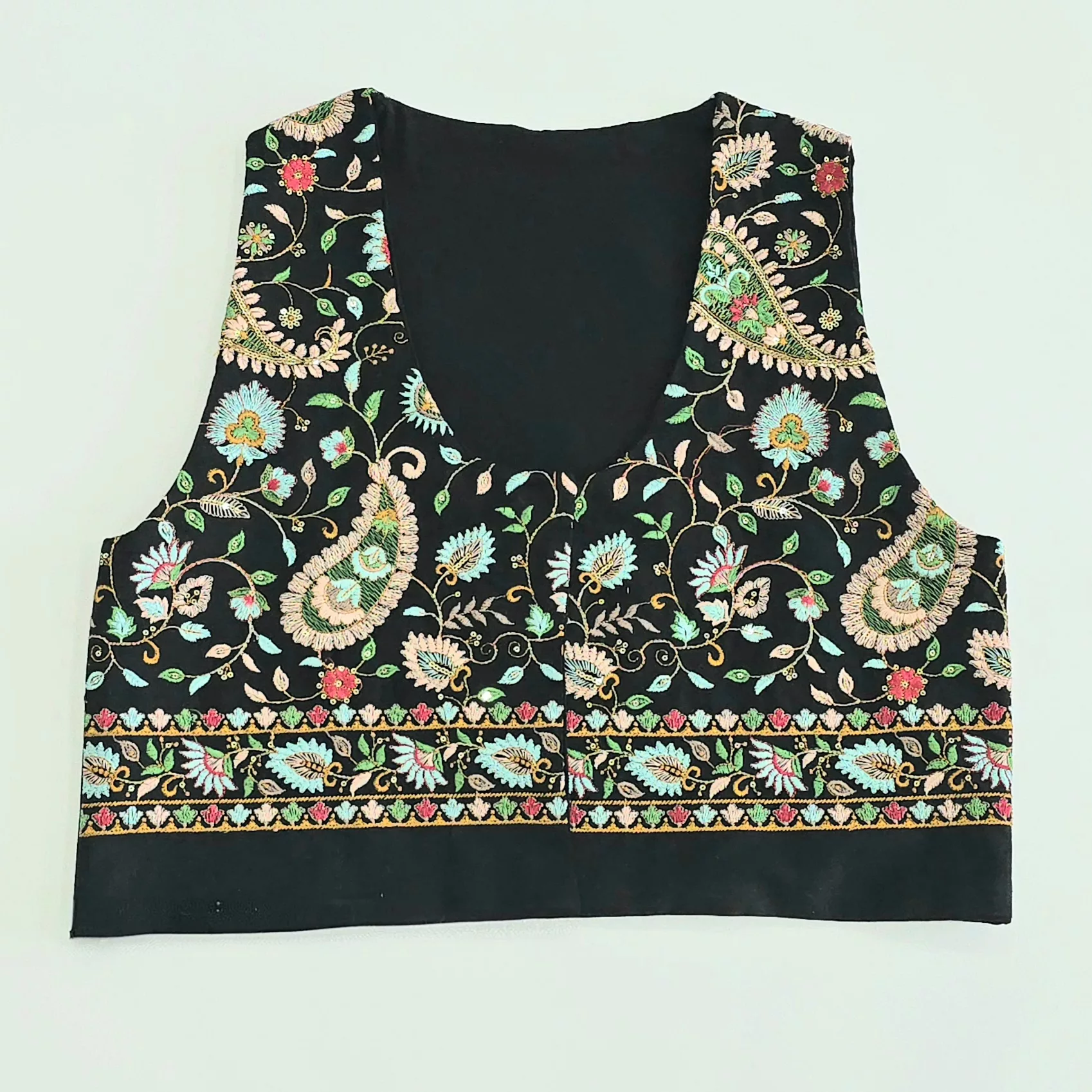 جلیقه زنانه مدل لینن سوزن دوزی کد ۰۲۸