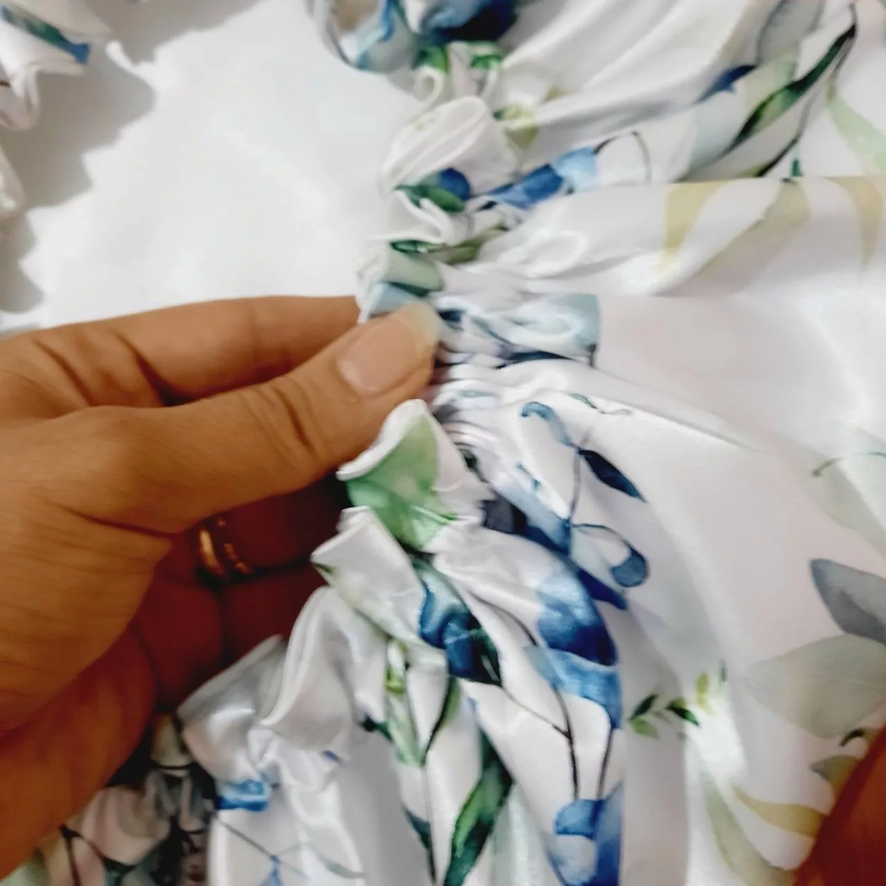 رو بالشی طرح برگ به همراه کلاه خواب و چشم بند و کش مو