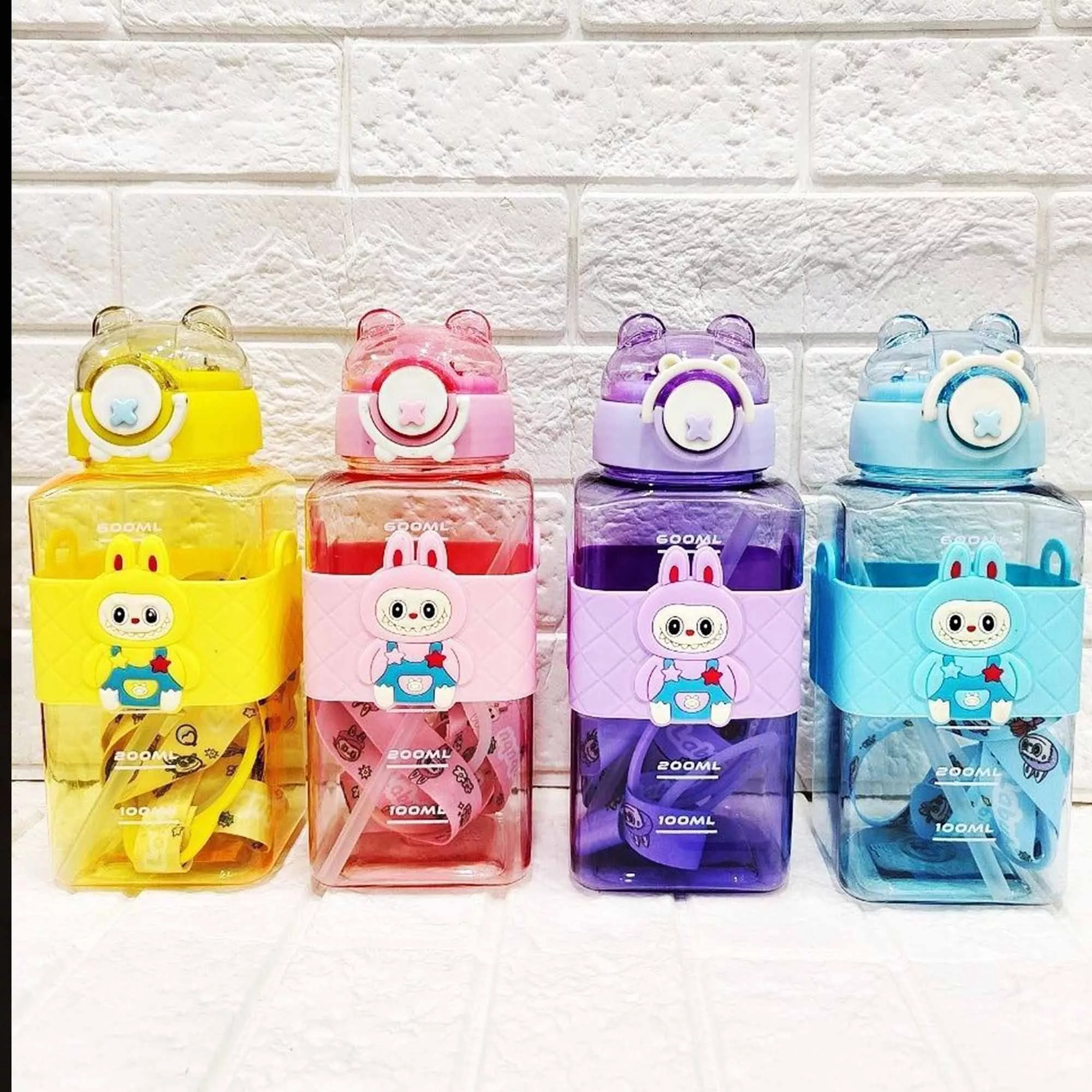 قمقمه کودک مدل لبوبو عروسکی گنجایش 0.65 لیتر همراه آویز