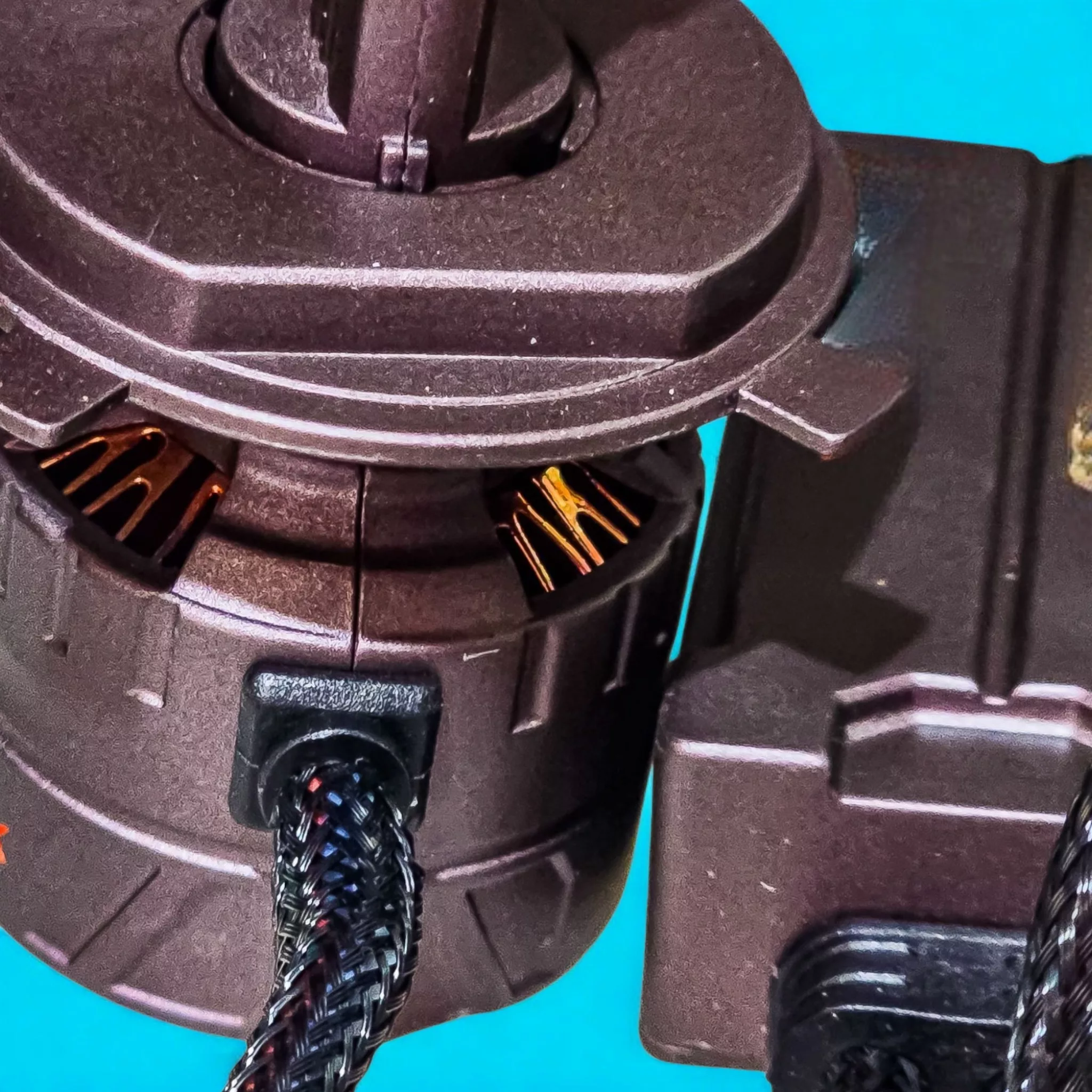 لامپ نور پایین و نور بالا چراغ جلو تک حالته بست یدک مدل یخی کد VX5 با پایه H4 مناسب برای پژو 405 بسته ۲ عددی