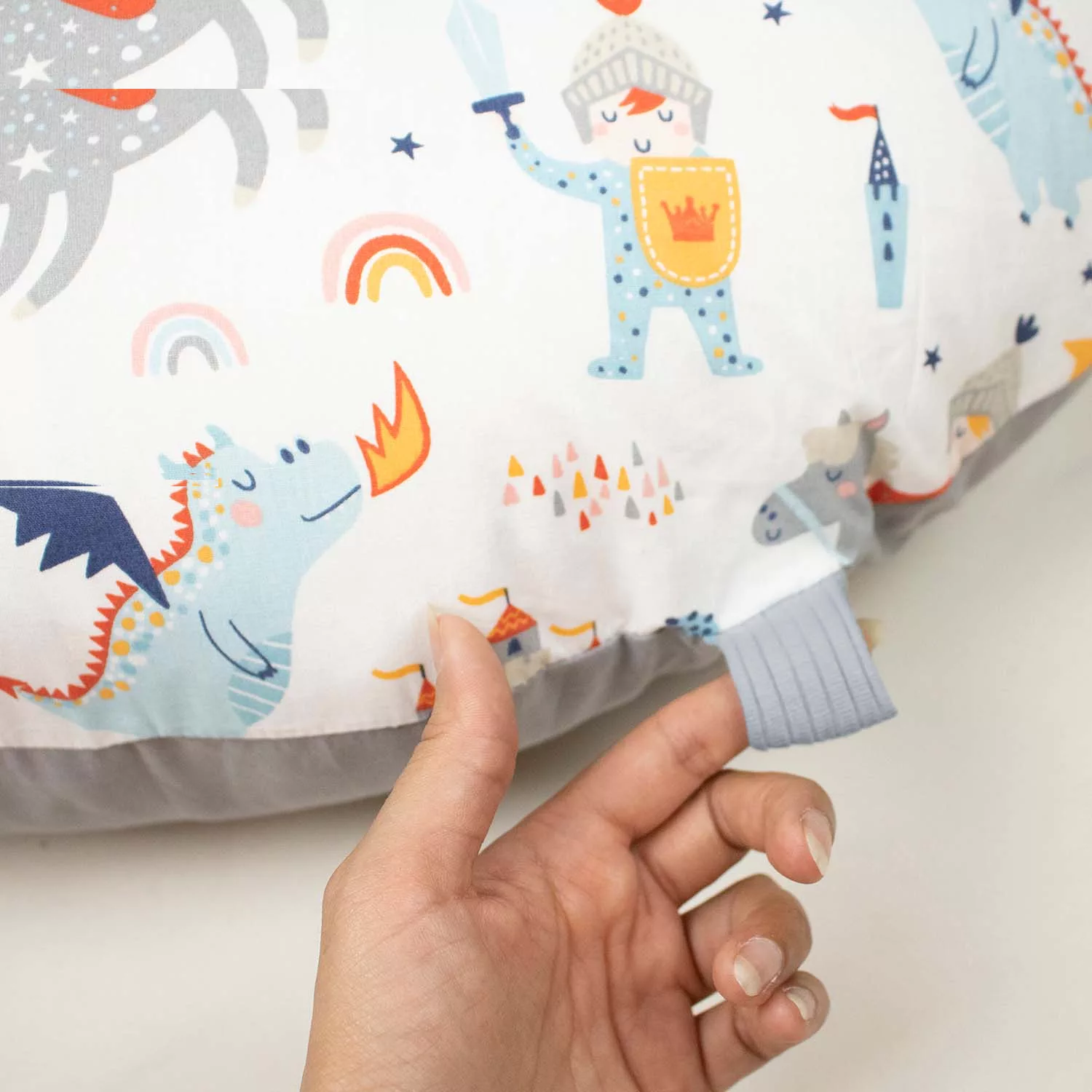 بالش شیردهی دی روحه مدل تامی پیلو طرح شوالیه