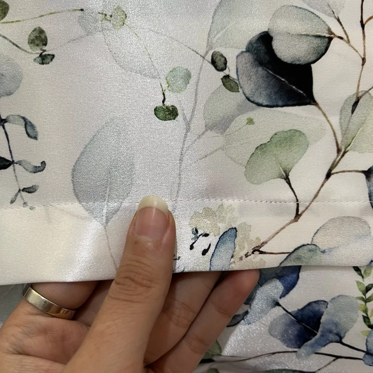 رو بالشی طرح برگ به همراه کلاه خواب و چشم بند و کش مو