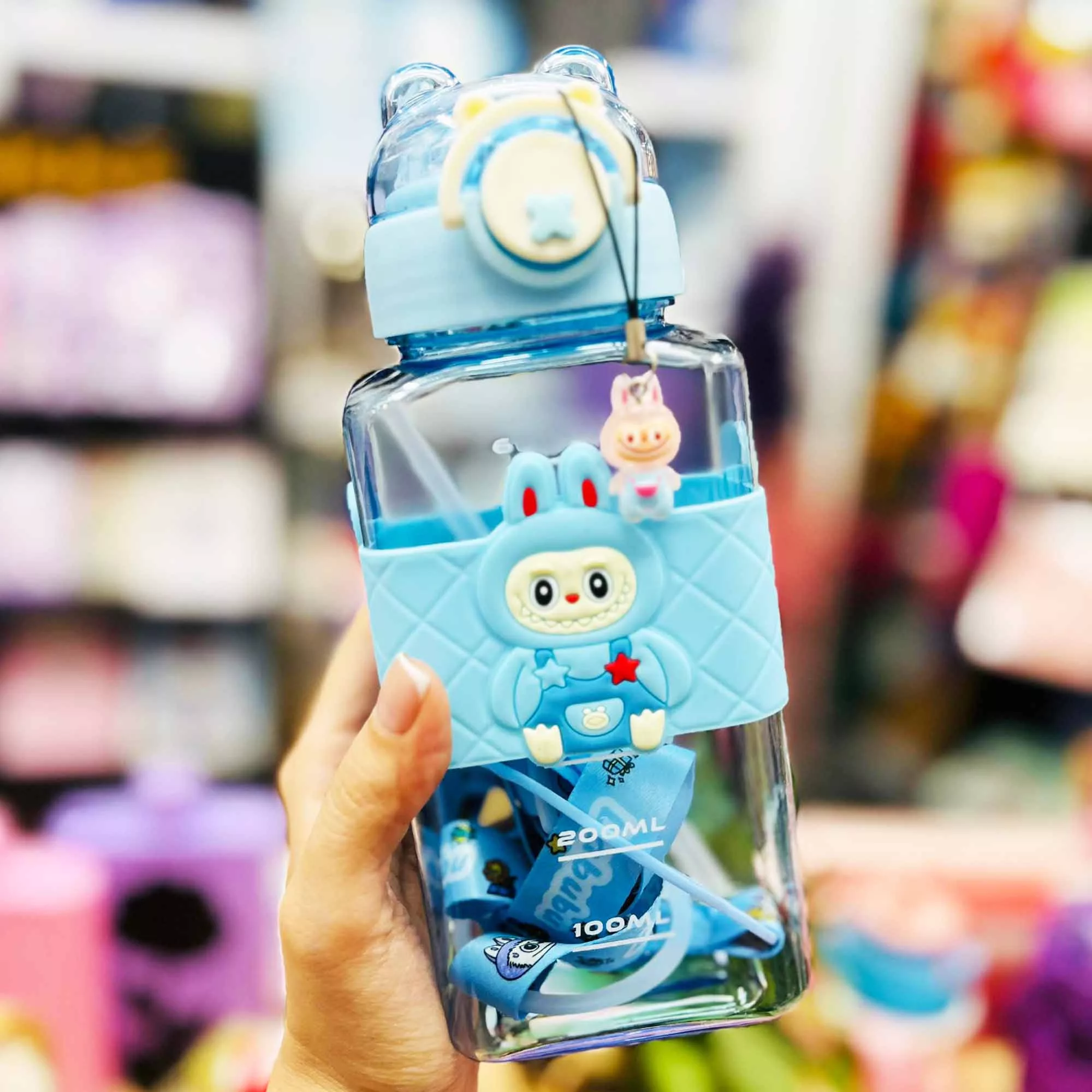 قمقمه کودک مدل لبوبو عروسکی گنجایش 0.65 لیتر همراه آویز