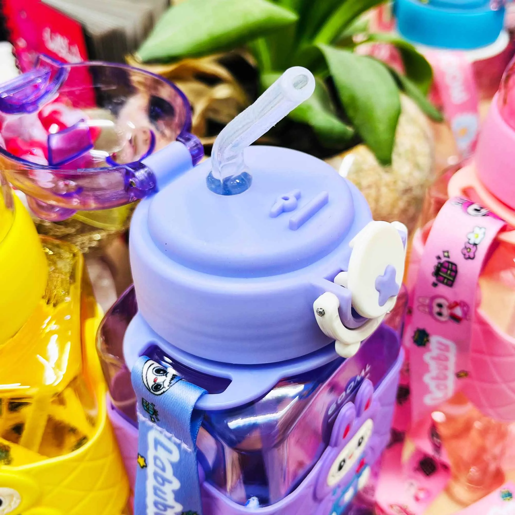 قمقمه کودک مدل لبوبو عروسکی گنجایش 0.65 لیتر همراه آویز