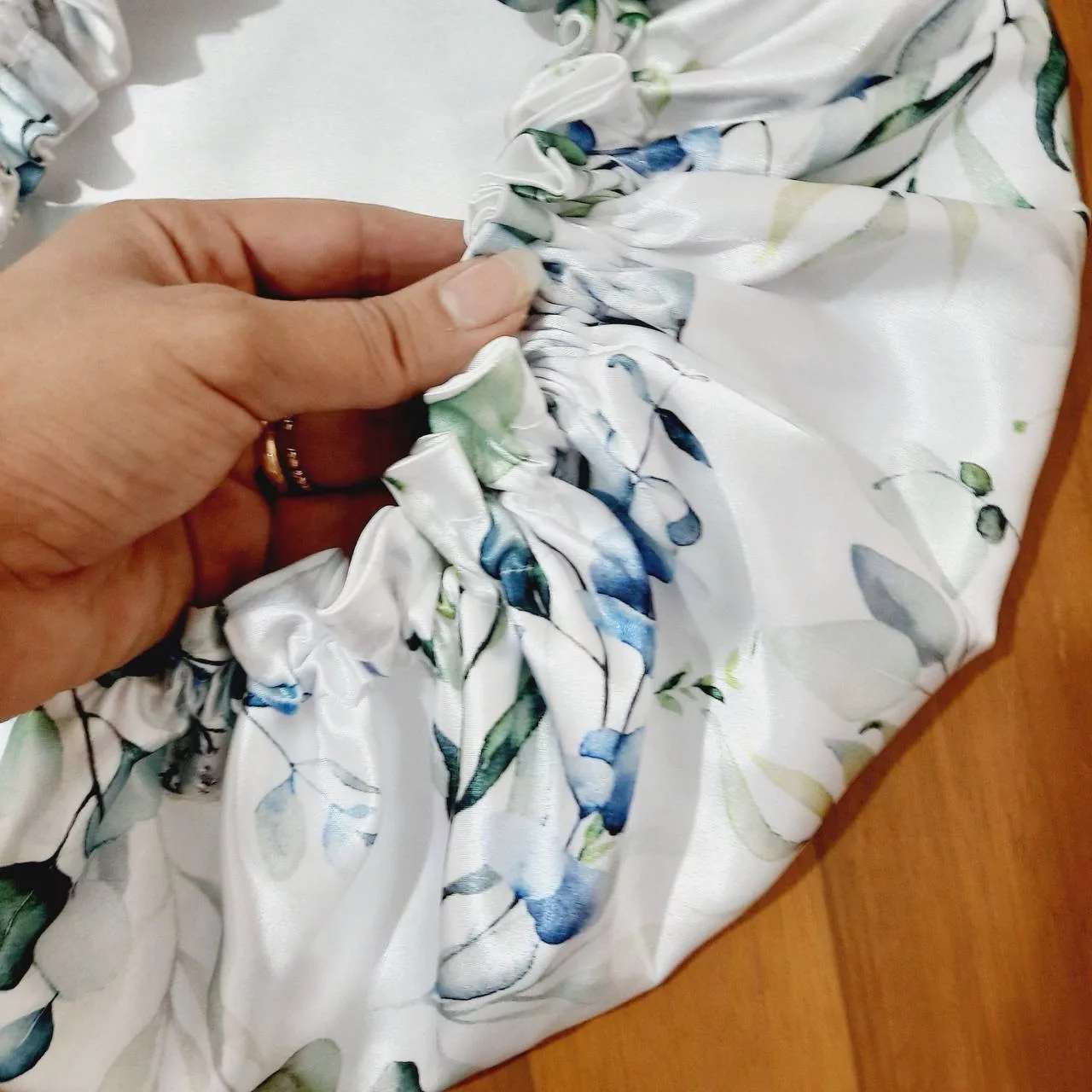 رو بالشی طرح برگ به همراه کلاه خواب و چشم بند و کش مو