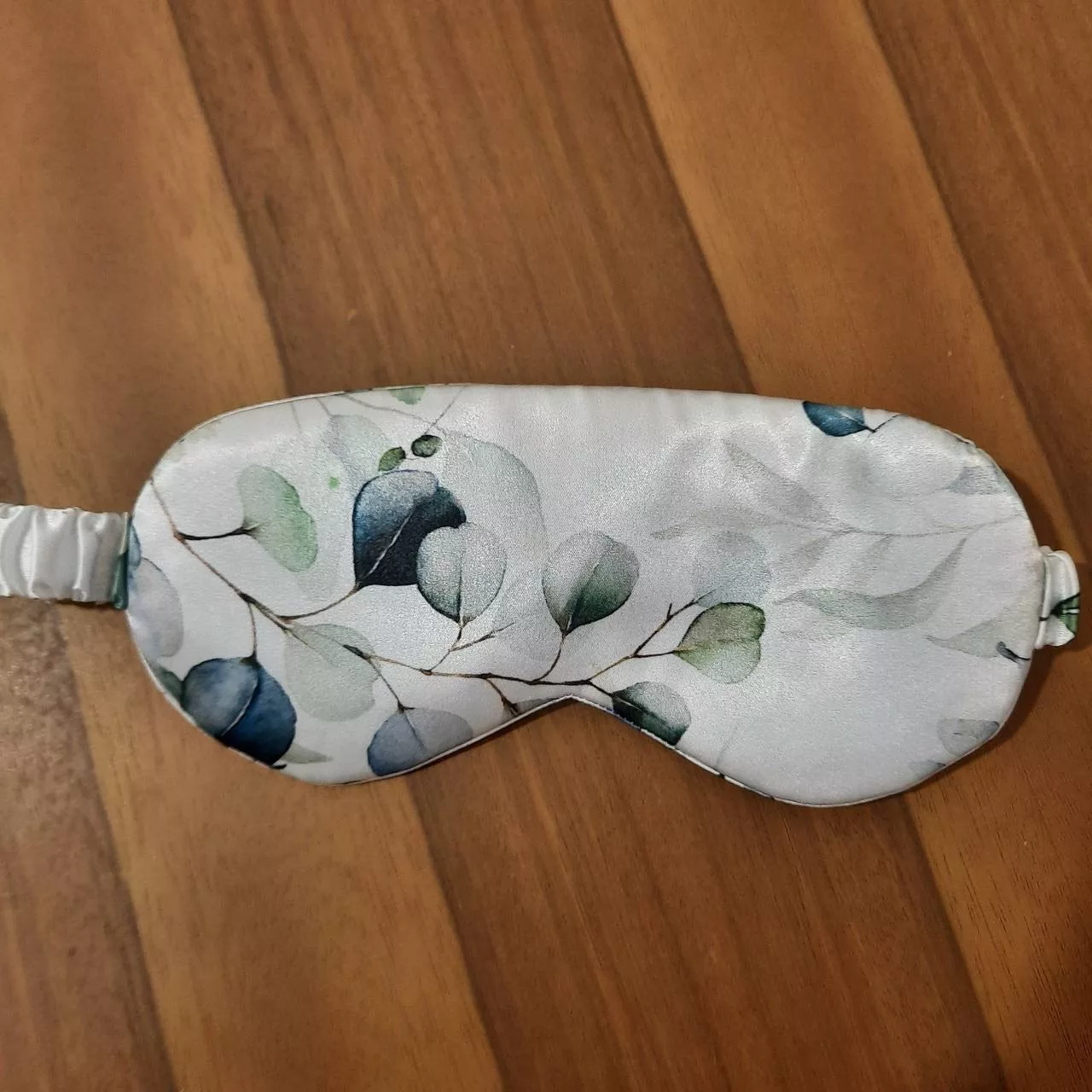 رو بالشی طرح برگ به همراه کلاه خواب و چشم بند و کش مو