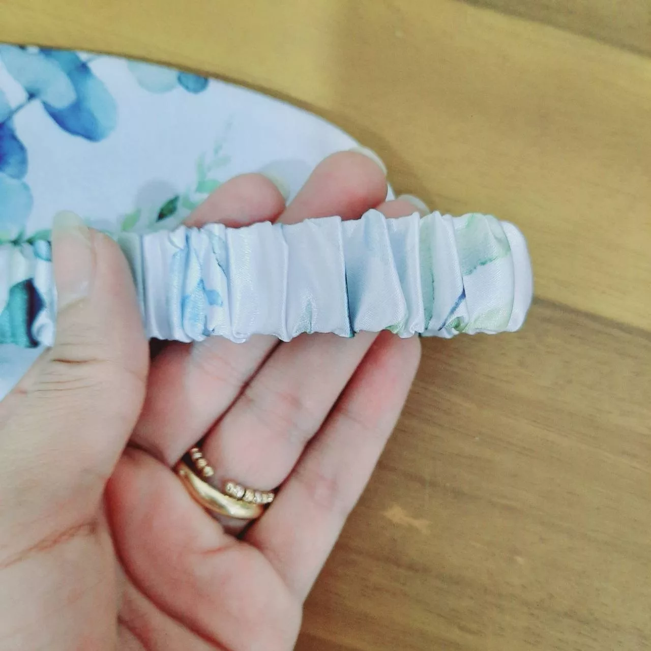 رو بالشی طرح برگ به همراه کلاه خواب و چشم بند و کش مو