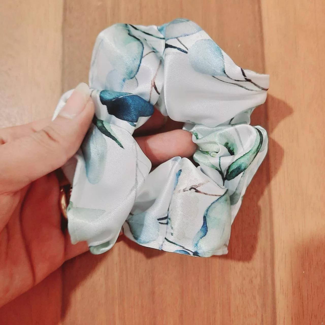 رو بالشی طرح برگ به همراه کلاه خواب و چشم بند و کش مو