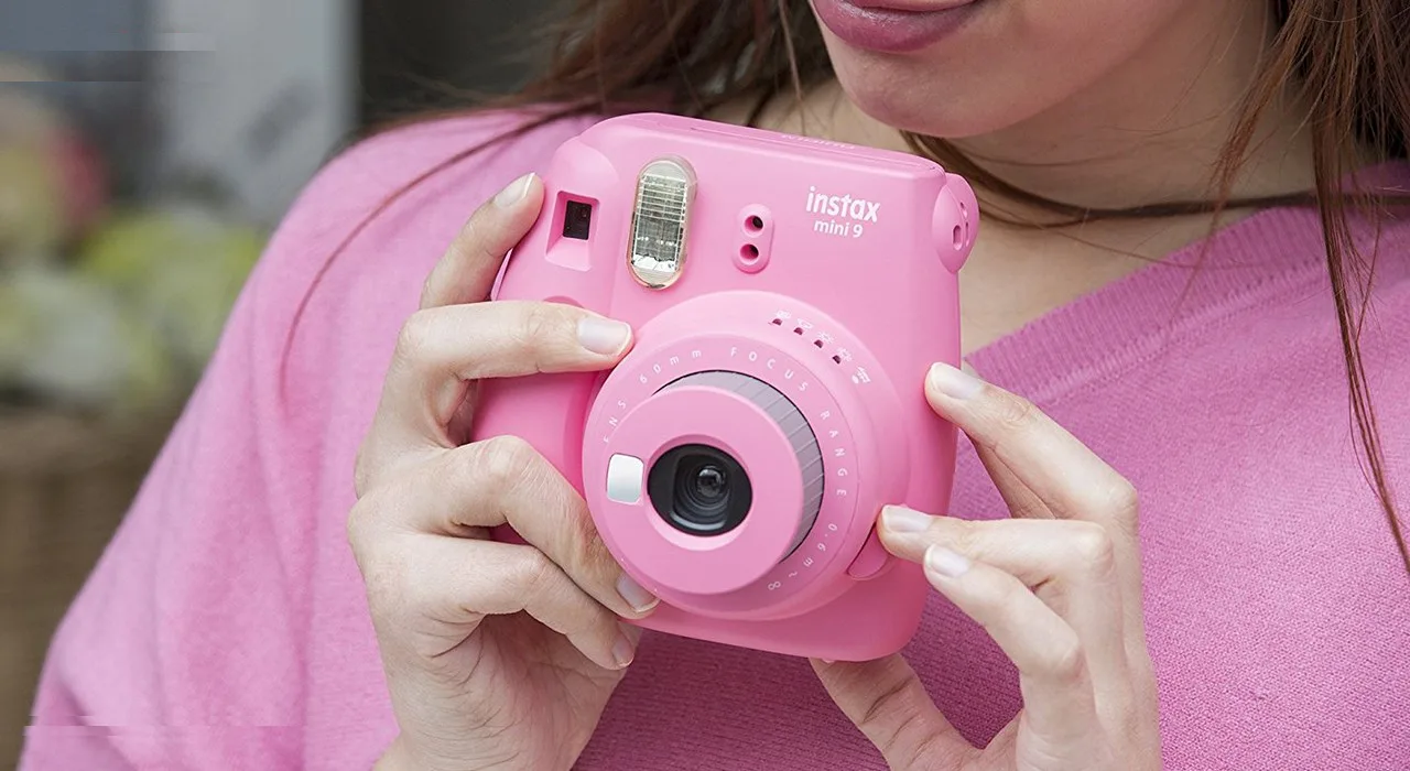دوربین عکاسی چاپ سریع فوجی فیلم مدل Instax Mini 9 به همراه فیلم مخصوص فوجی فیلم مدل Instax Mini