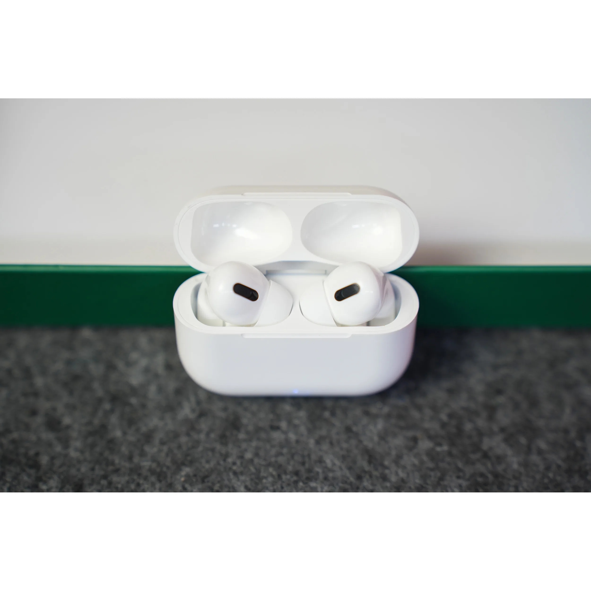 ساعت هوشمند کیکویر مدل KW22 Ultra 2 دارای قابلیت های کنترل موسیقی (Music Player)، کنترل سطح اکسیژن خون، قابلیت مکالمه مستقیم، قابلیت مکالمه از طریق بلوتوث، پشتیبانی از زبان فارسی در منو و سیستمعامل، قابلیت تغییر طرح ساعت یا تم، ضد آب بند سیلیکون