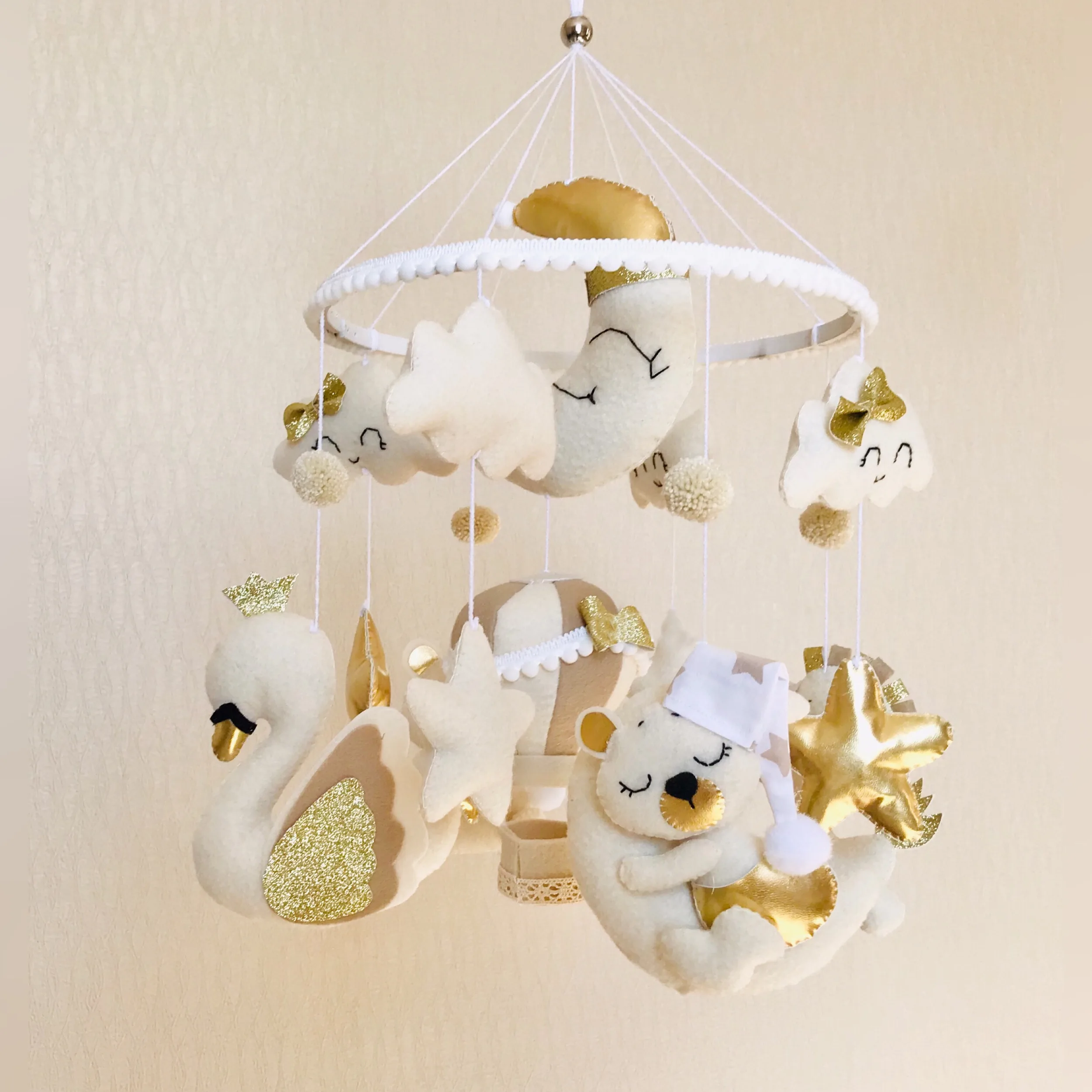 آویز تخت کودکمدل موزیکال تدی طلایی کد 8002