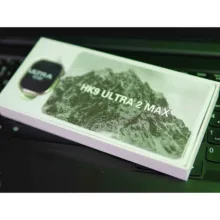 ساعت هوشمند مدل HK9 ULTRA 2 MAX دارای قابلیت های صفحه نمایش رنگی، صفحه نمایش لمسی، کنترل موسیقی (Music Player)، کنترل سطح اکسیژن خون، قابلیت مکالمه از طریق بلوتوث، پشتیبانی از زبان فارسی در منو و سیستم‌عامل بند سیلیکون