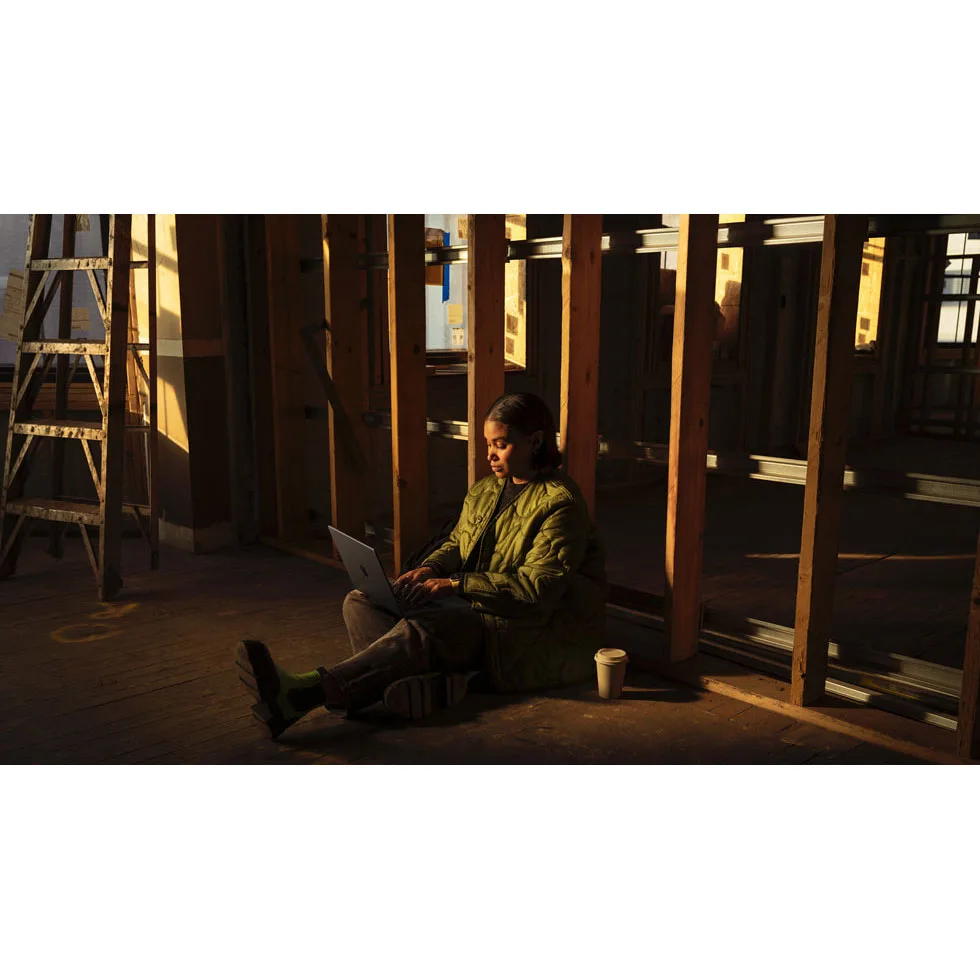 لپ تاپ 14.2 اینچی اپل مدل MacBook Pro MDE14 2025 LLA-M5-16GB RAM-1TB SSD