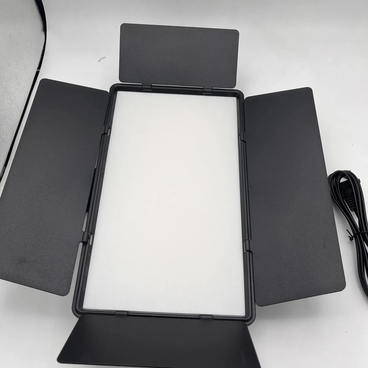 نور ثابت ال ای دی مدل E900-K به همراه سه پایه