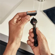 خود تراش ژیلت مدل PROGLIDE 5 به همراه تیغ یدک بسته 4 عددی