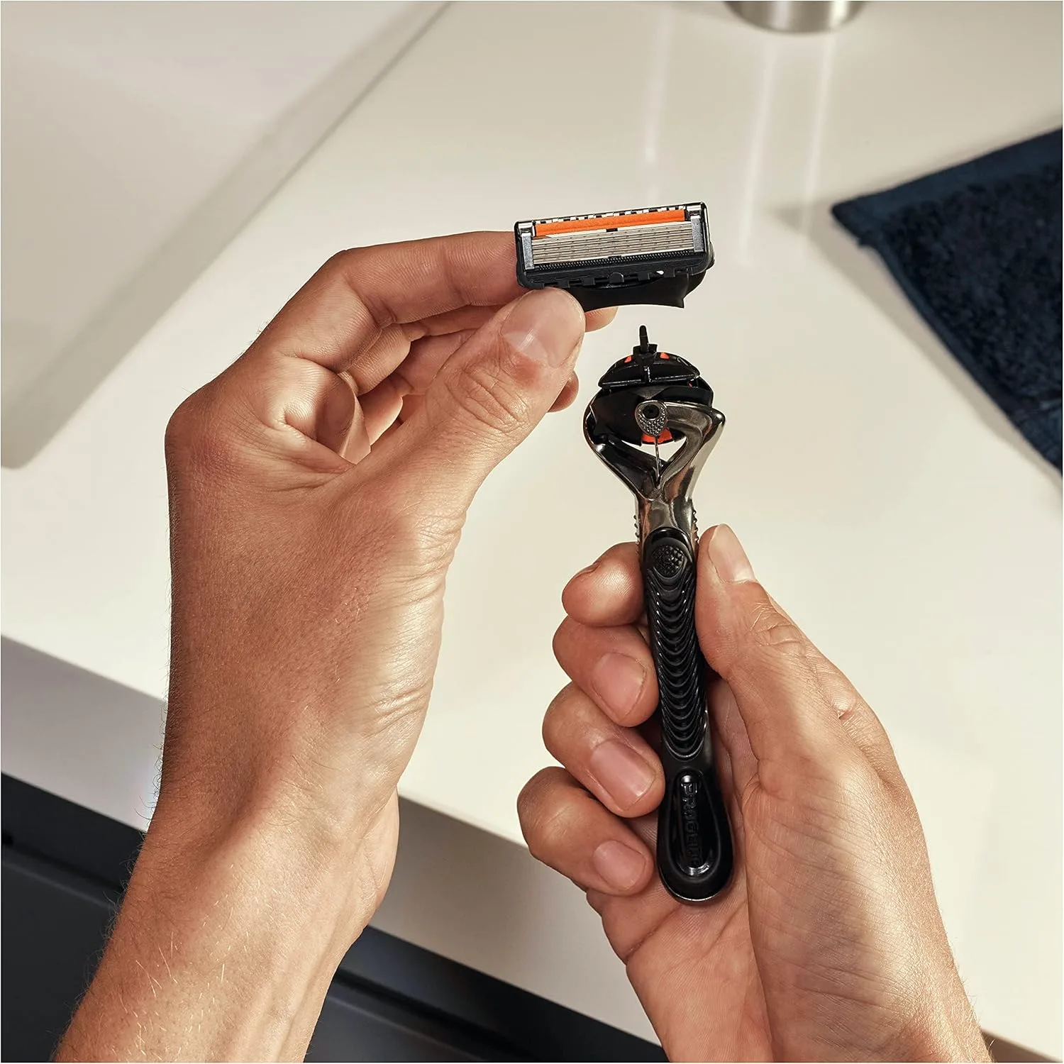 خود تراش ژیلت مدل PROGLIDE 5 به همراه تیغ یدک بسته 4 عددی