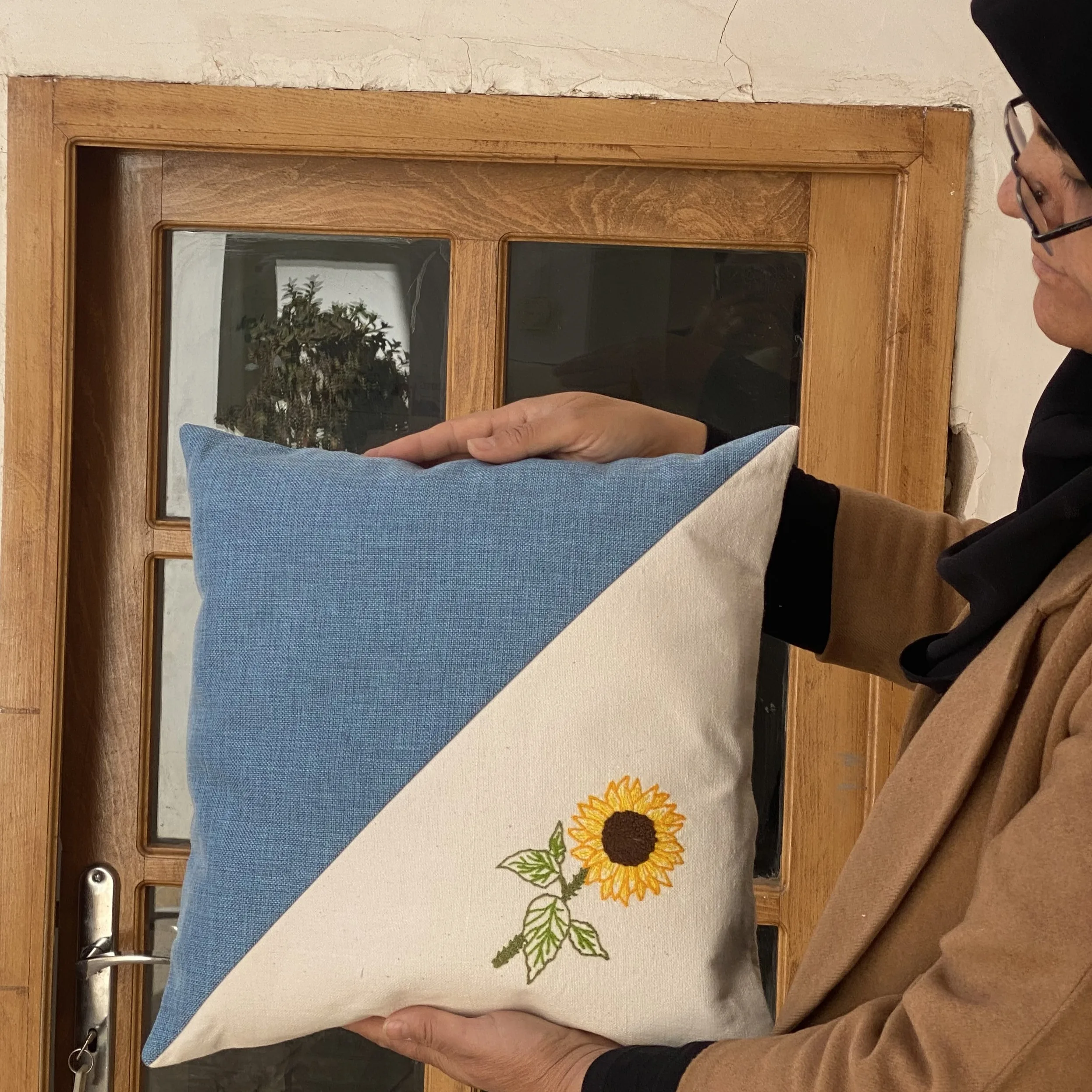 کاور کوسن سوزن دوزی مدل گل آفتابگردان
