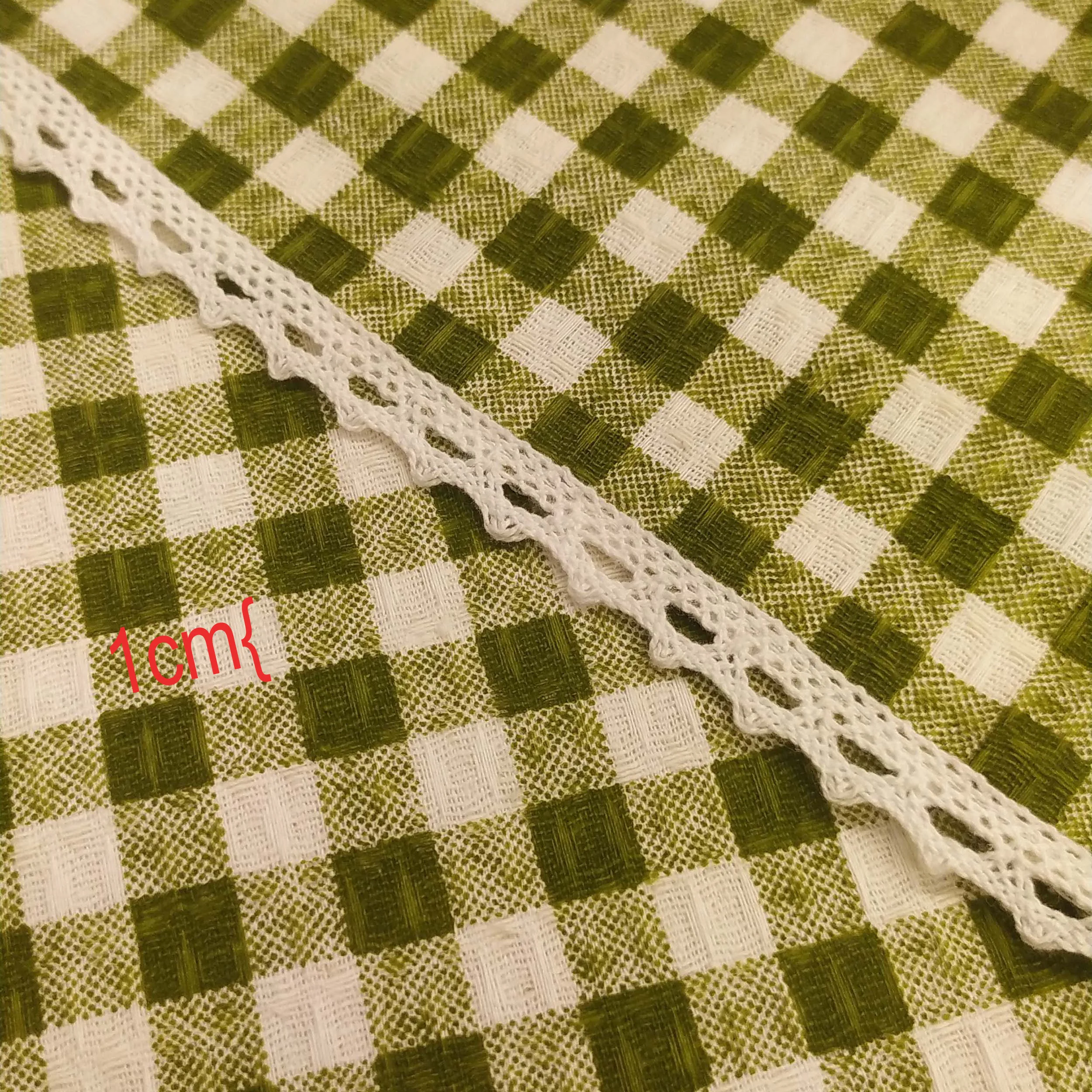 رومیزی پانیذ پود مدل چهارخانه گرد سایز 140x140 سانتیمتر